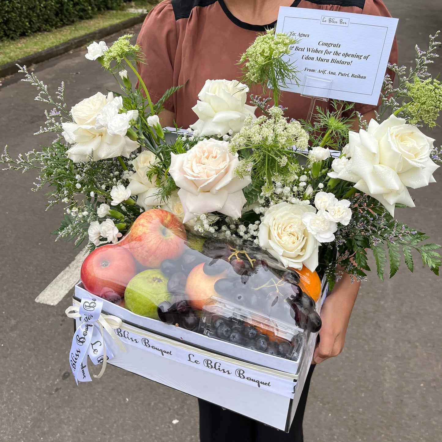 "Hamper buah elegan dengan pilihan buah segar yang dipadukan dengan mawar putih Ekuador yang indah, disusun dengan cantik untuk pengiriman di Bintaro, Jakarta, Bogor, Depok, Bekasi