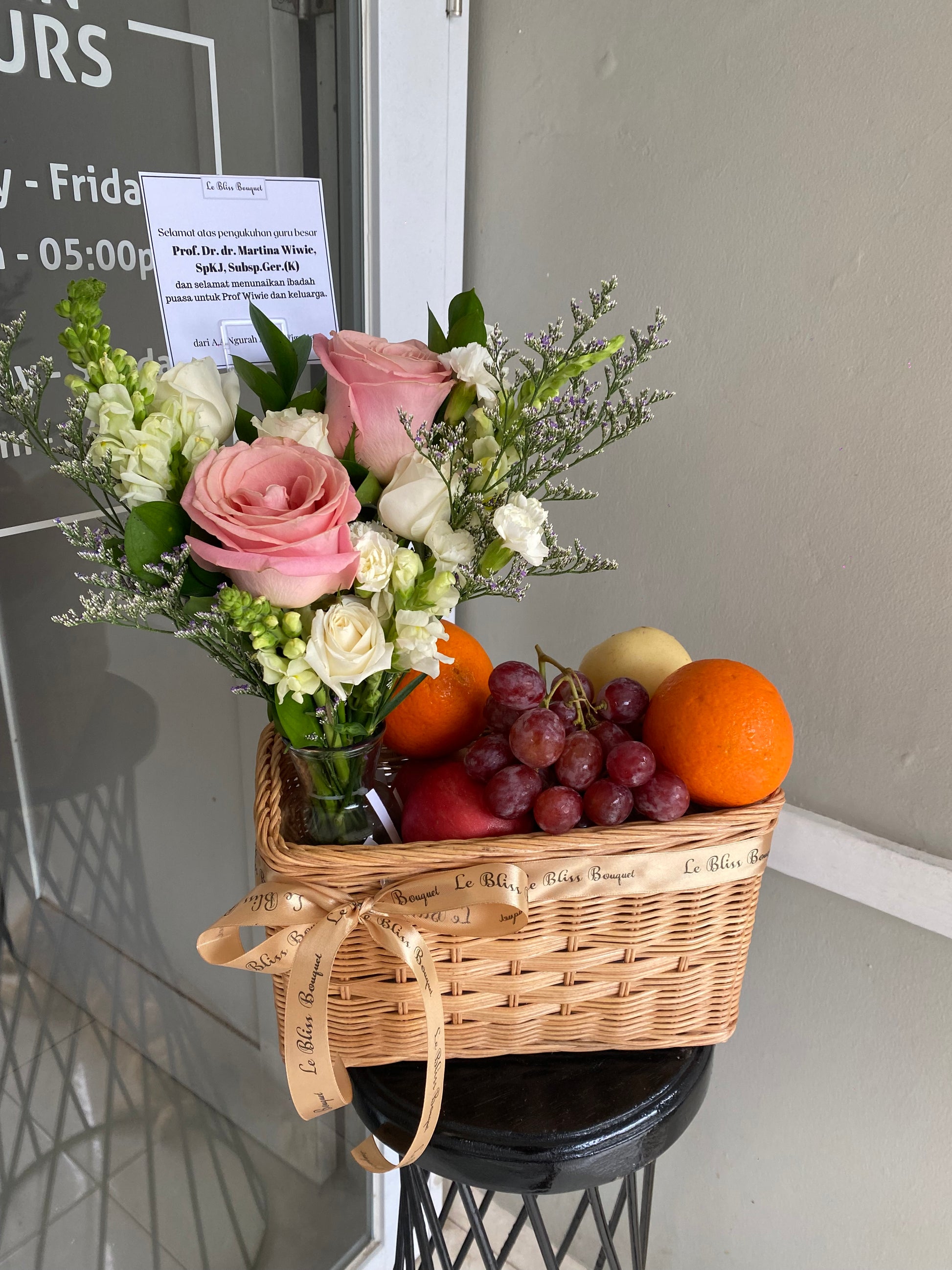 Hermosa Fruit Parcel – Parcel buah dan bunga Hermosa pink premium dari Le Bliss Bouquet Surabaya, cocok untuk hadiah ulang tahun dan kado elegan.