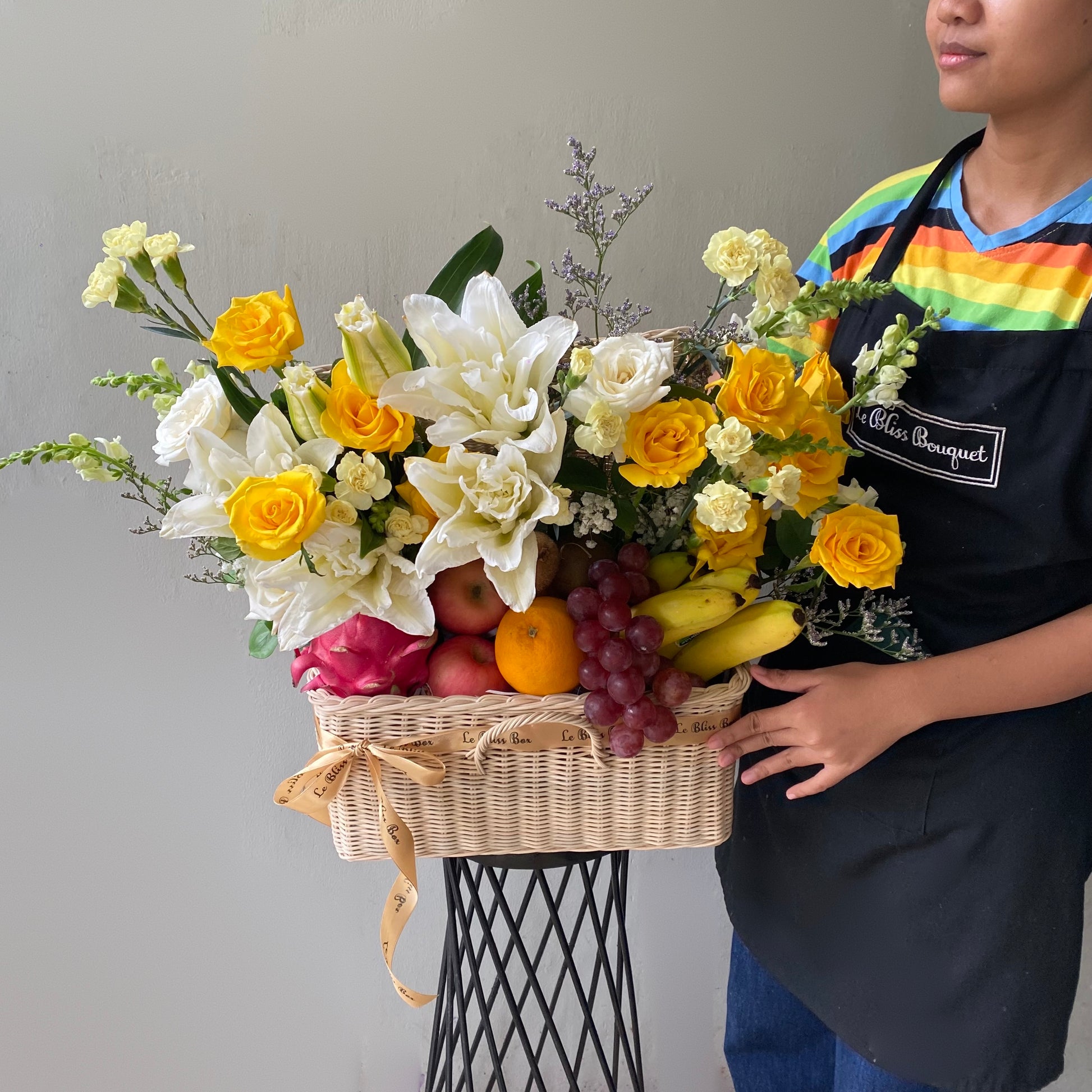 Parcel buah surabaya isi bunga dan buah premium import, tema putih kuning