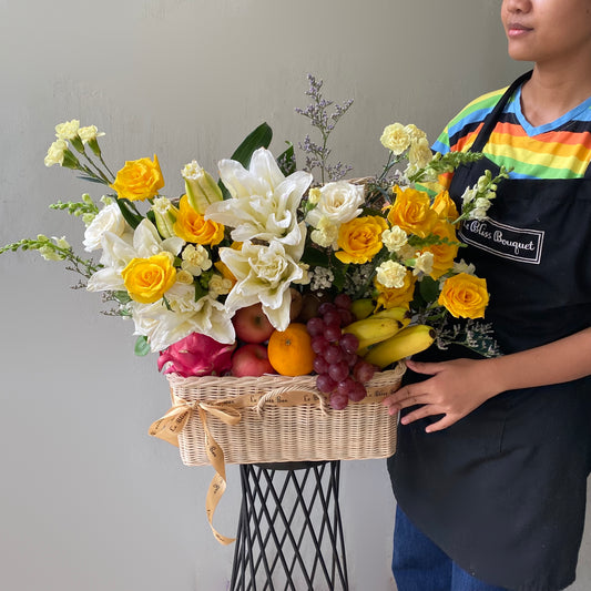 Parcel buah surabaya isi bunga dan buah premium import, tema putih kuning
