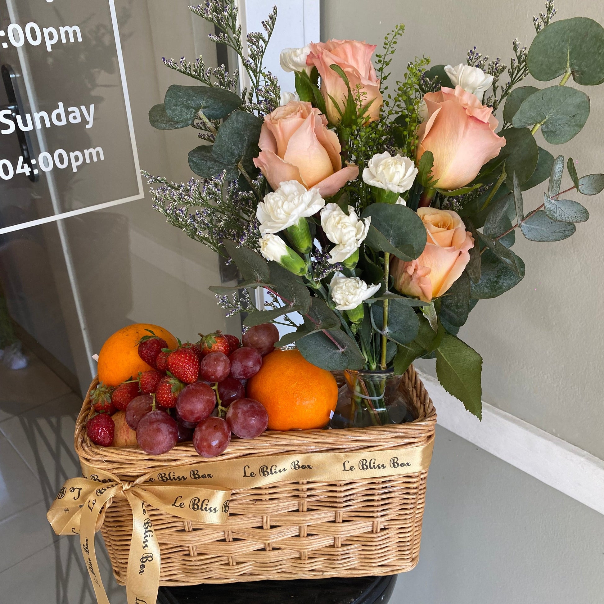 Shimmer Rose Fruit Hamper Jakarta Bintaro BSD. Shimmer Rose Fruit Parcel – Parcel buah dan bunga segar elegan dari Le Bliss untuk pengiriman di Surabaya, Jakarta, dan kota sekitarnya