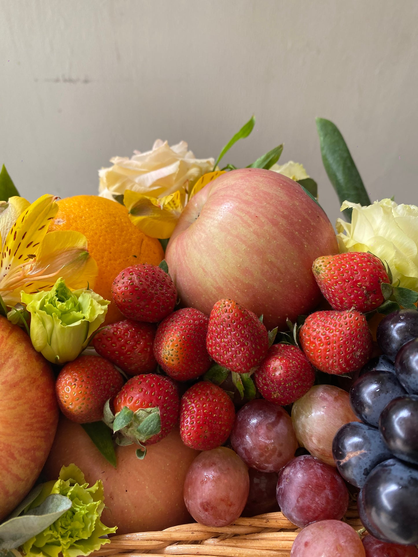 Flora Fruity Rattan Parcel