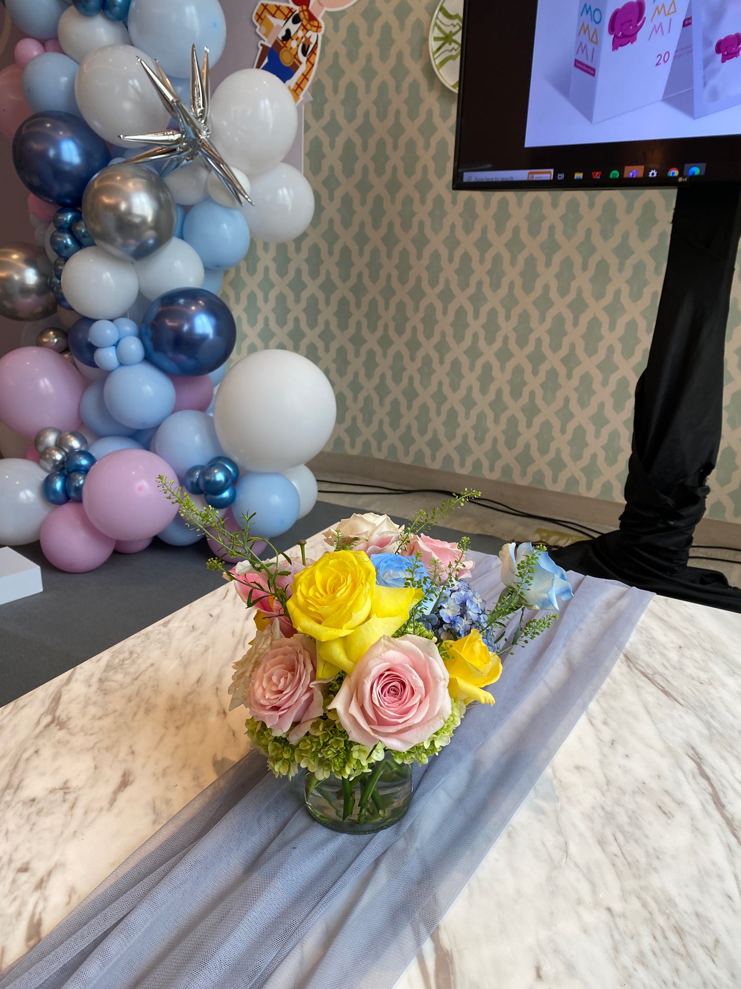 Round Vase Table Decor