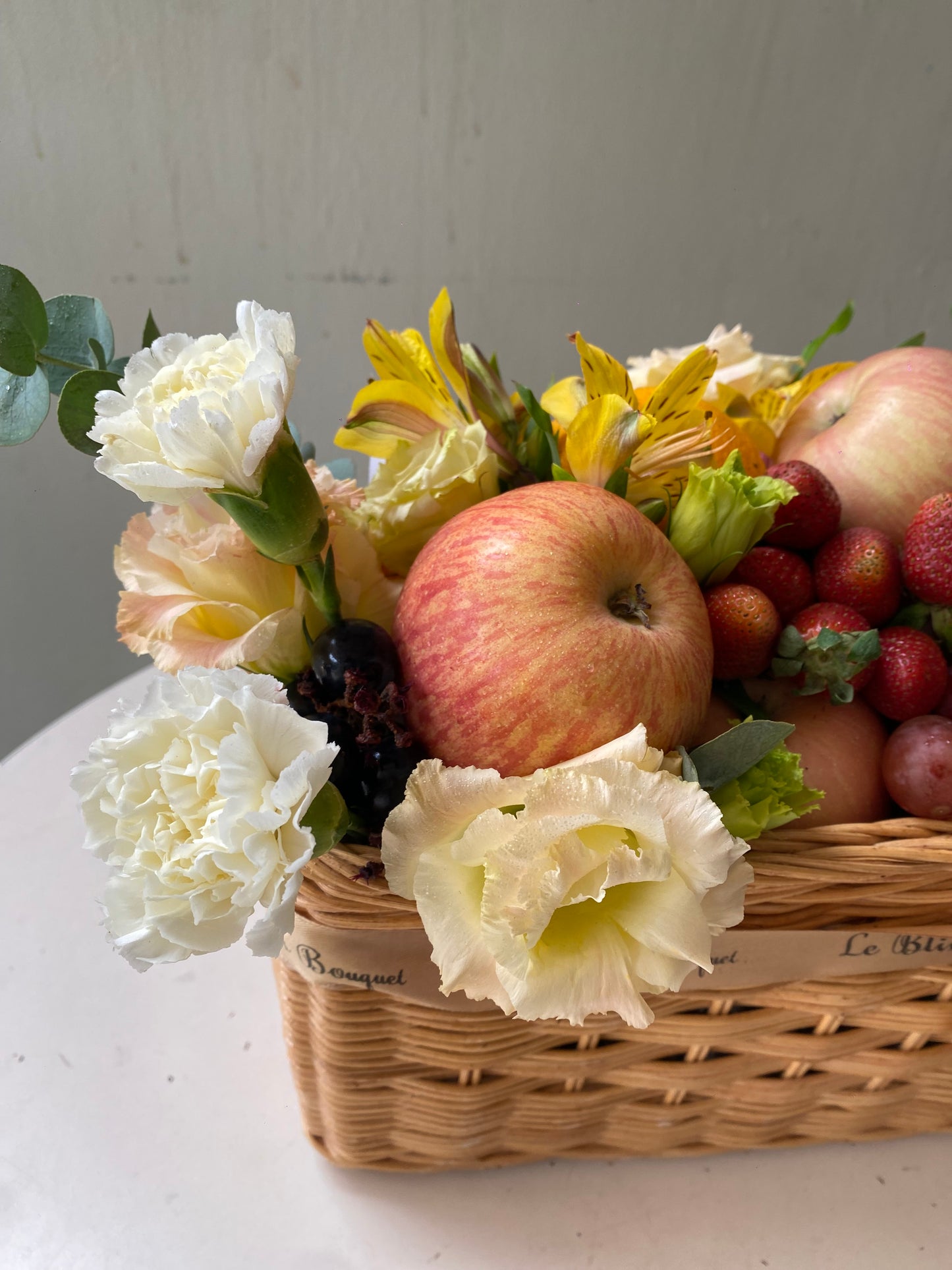 Flora Fruity Rattan Parcel