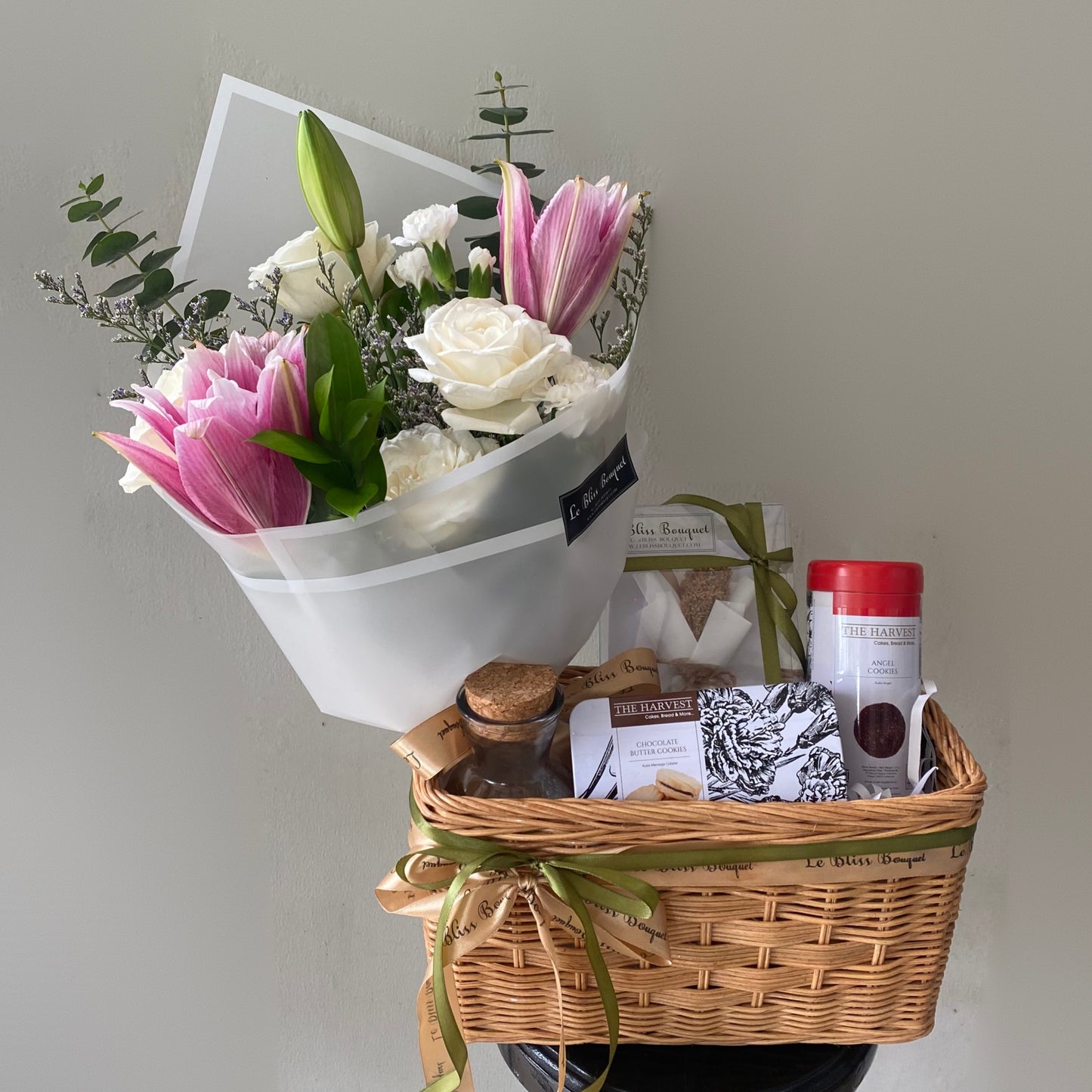 Cookies Flower Rattan Hamper