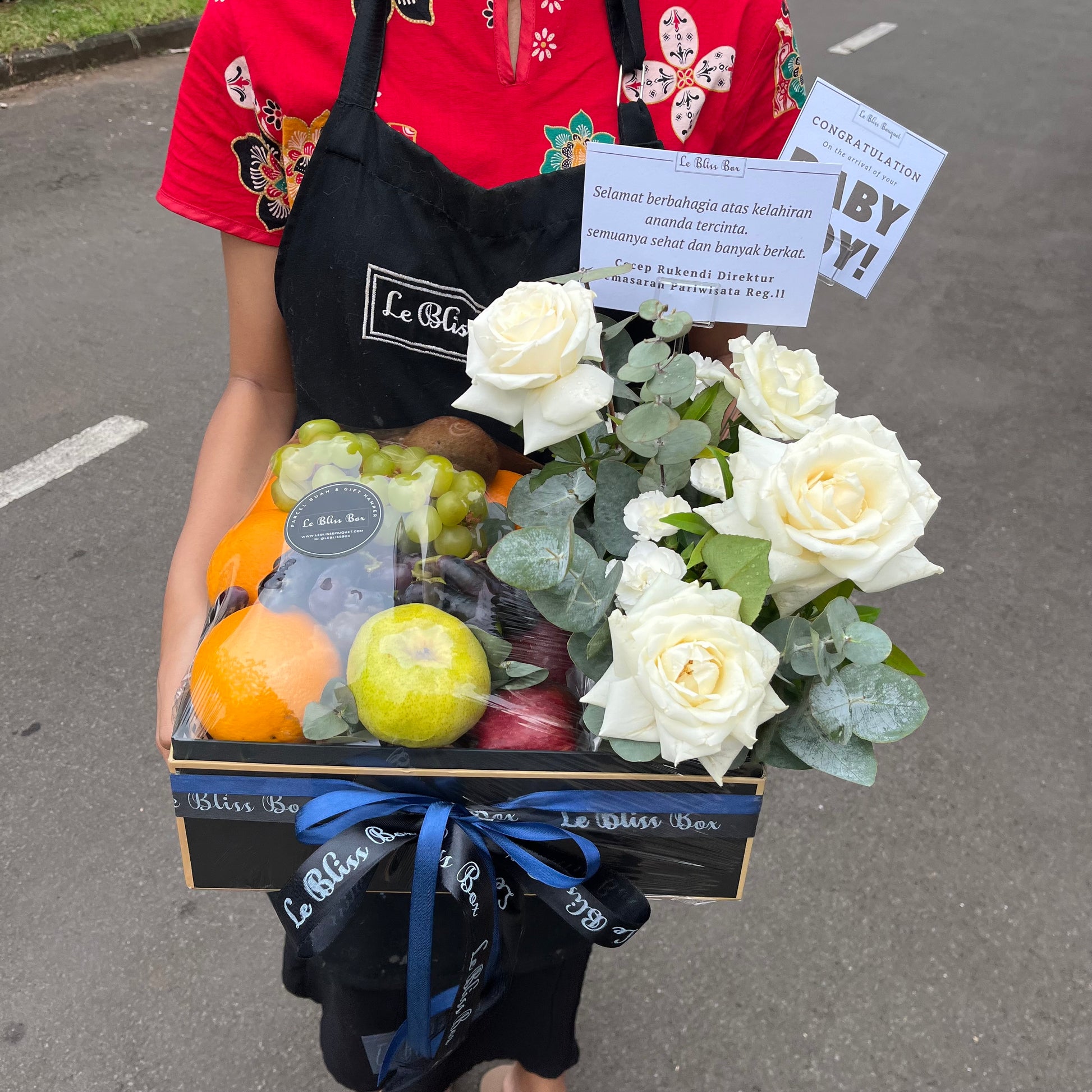 parcel buah surabaya dengan kombinasi mawar dan buah by le bliss bouquet, perfect untuk baby boy