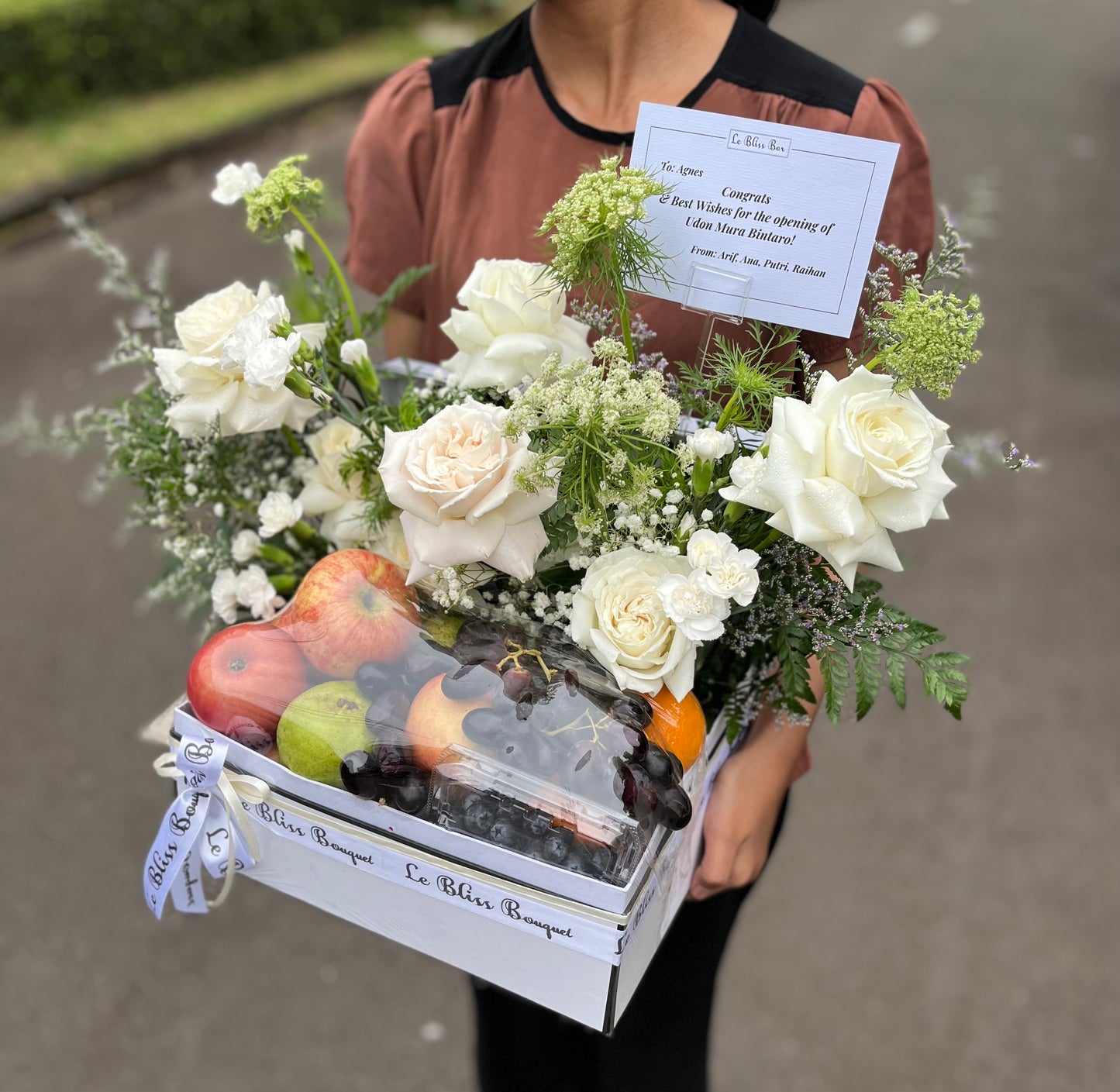 "Hamper buah elegan dengan pilihan buah segar yang dipadukan dengan mawar putih Ekuador yang indah, disusun dengan cantik untuk pengiriman di Bintaro, Jakarta, Bogor, Depok, Bekasi