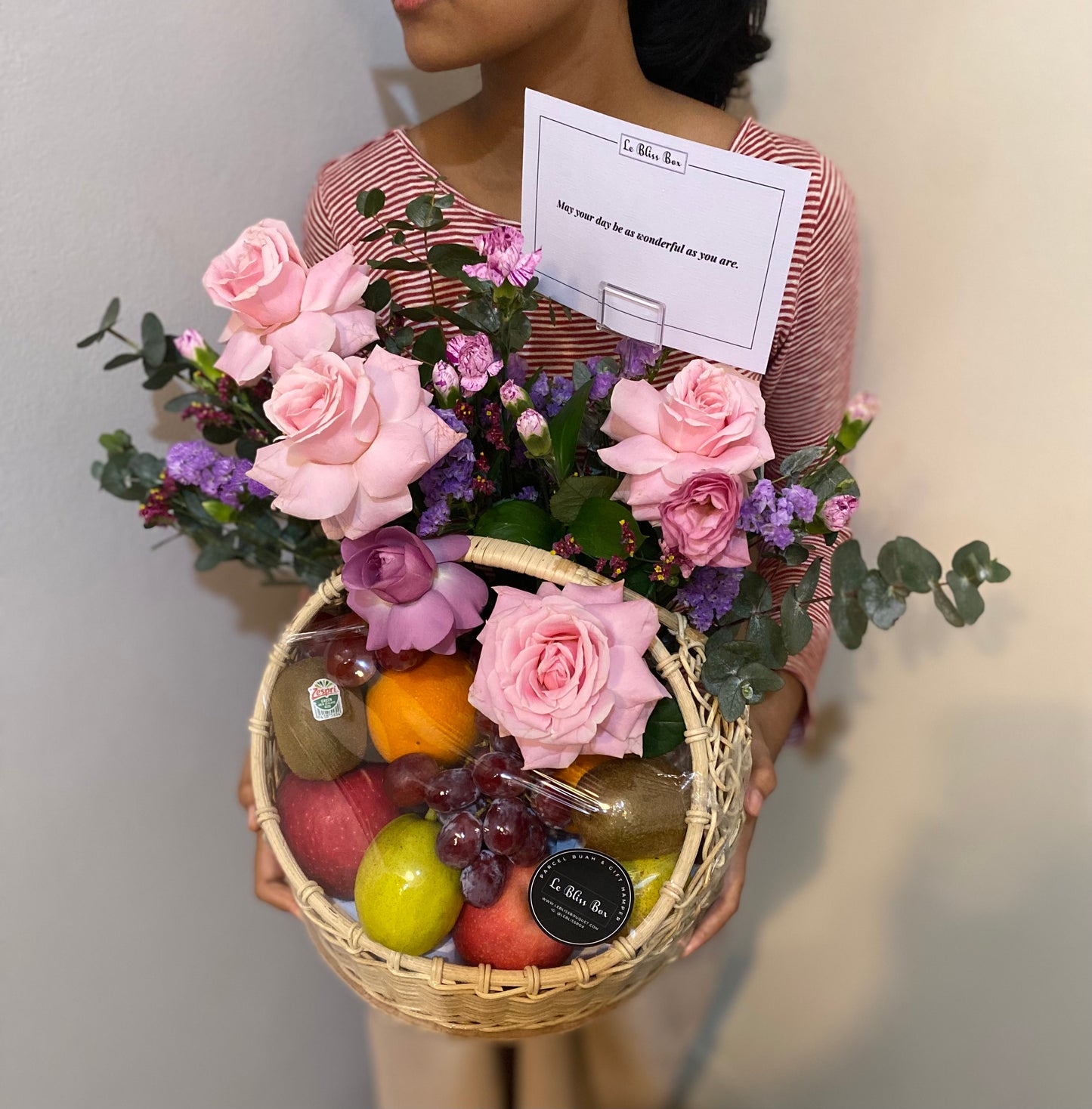 rose pink dengan premium buah import | parcel buah surabaya, hamper buah surabaya, fruit hamper surabaya