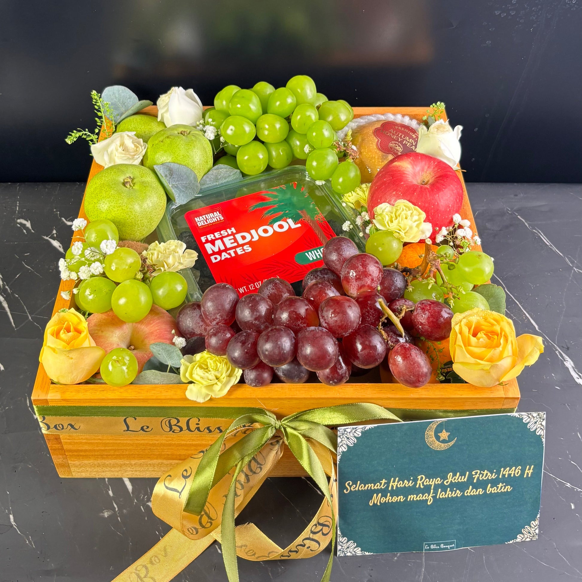 kurma hamper buah ramadan eid fitr delivery jakarta tangerang indonesia. parcel buah penrgiriman surabaya, hamper buah surabaya by Le Bliss Box
