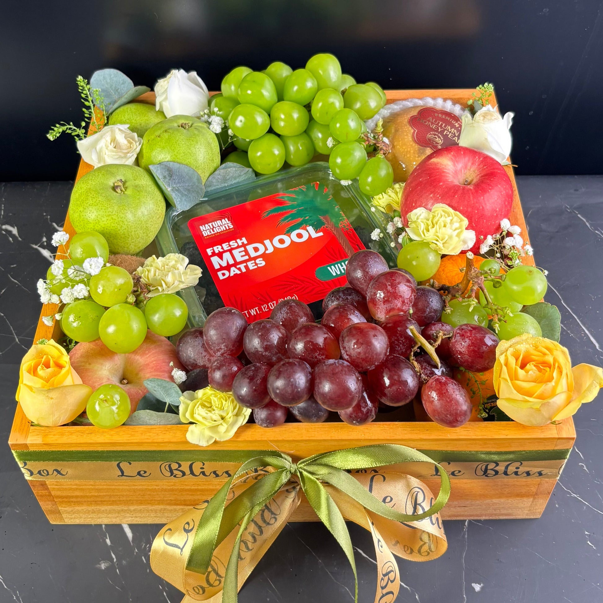 medjool dates hamper buah ramadan eid fitr delivery jakarta tangerang indonesia. parcel buah surabaya by le bliss box
