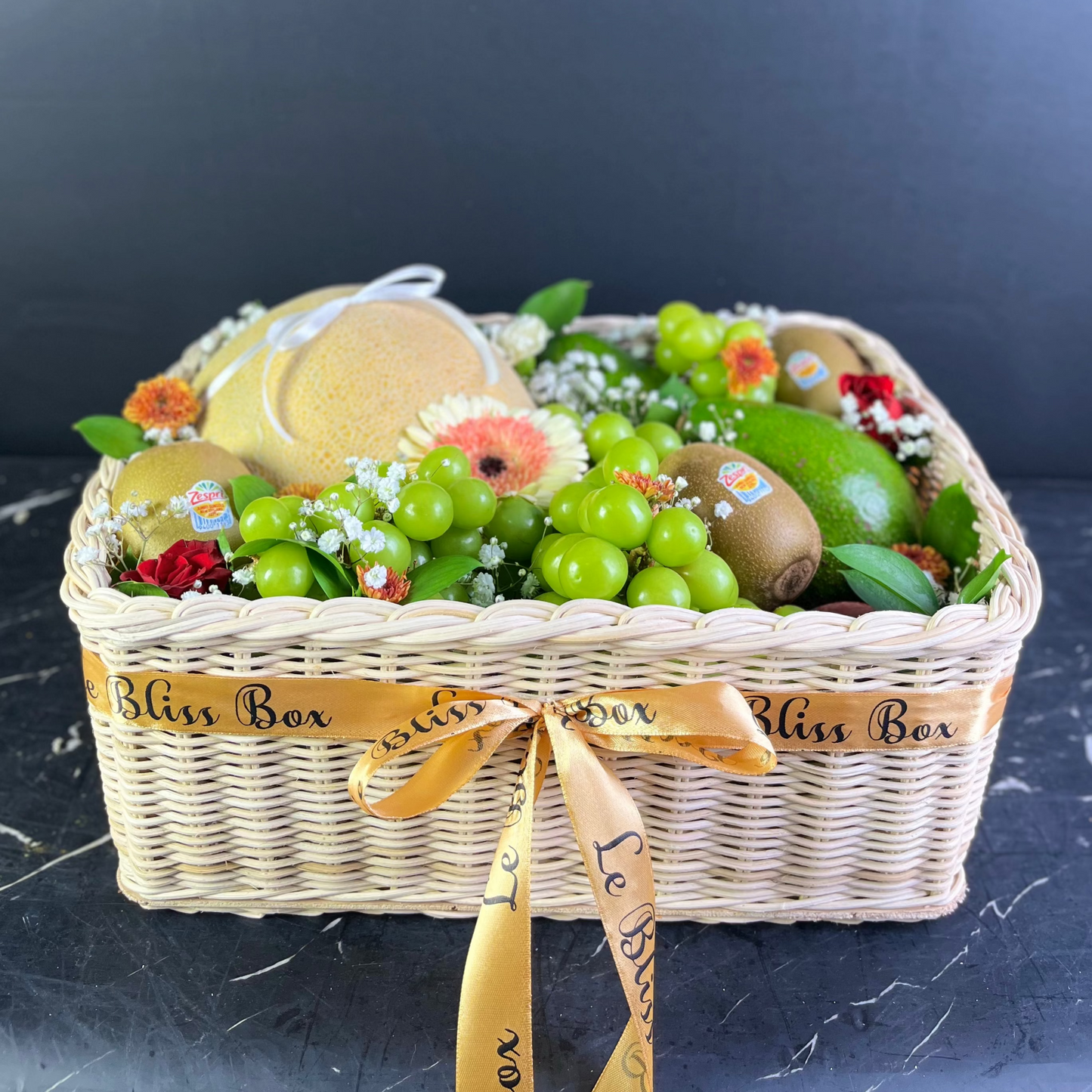 melon grapes kiwi fruit rattan box by le bliss. parcel buah surabaya, fruit hamper gresik, sidoarjo, jakarta, tangerang. melon fruit hamper