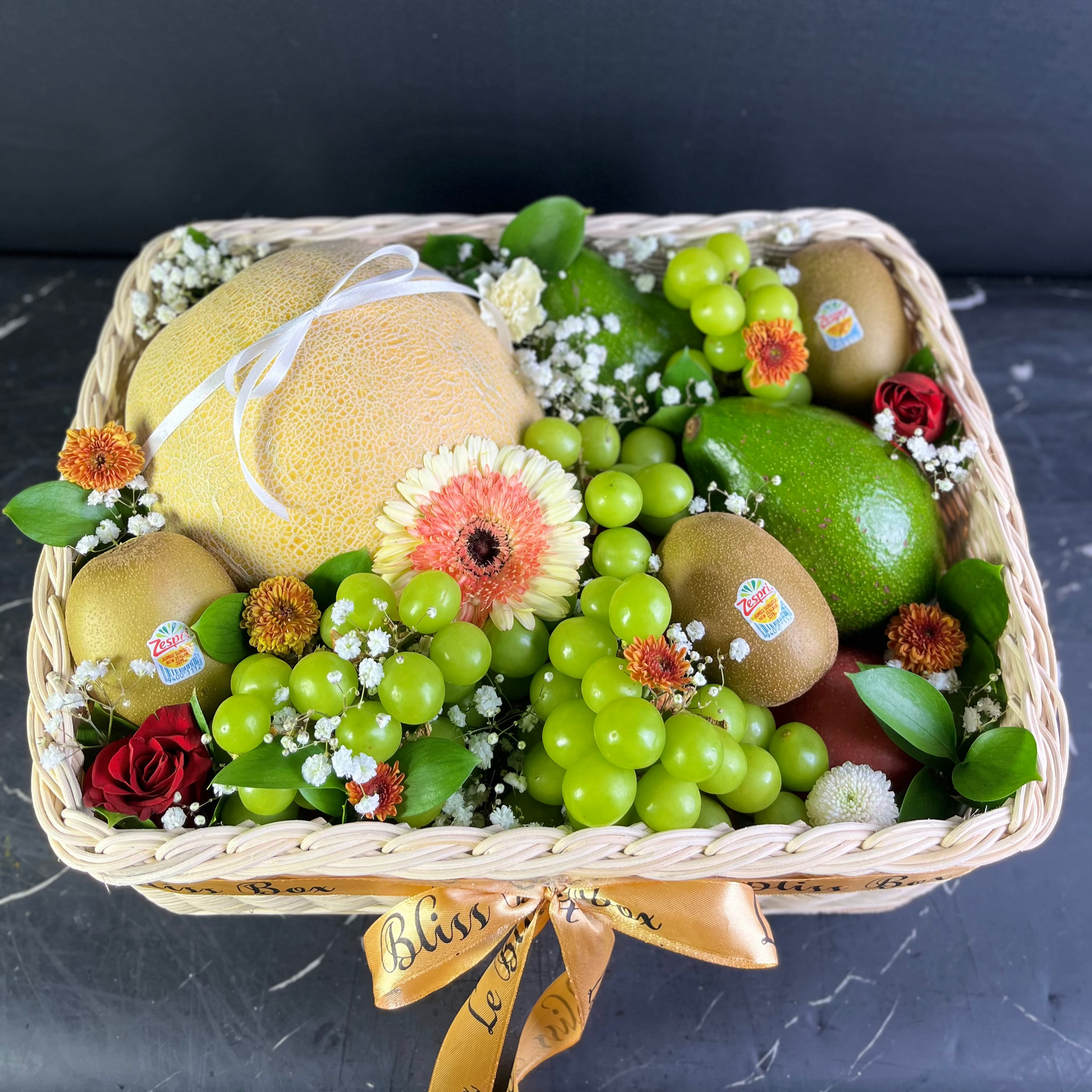 melon grapes kiwi fruit rattan box by le bliss. parcel buah surabaya, fruit hamper gresik, sidoarjo, jakarta, tangerang. melon fruit hamper surabaya