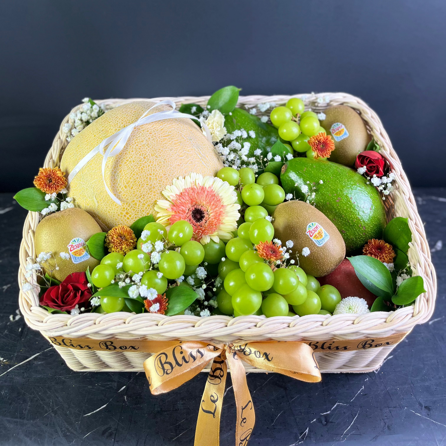 melon grapes kiwi fruit rattan box by le bliss. parcel buah surabaya, fruit hamper gresik, sidoarjo, jakarta, tangerang. melon fruit hamper surabaya Jawa timur