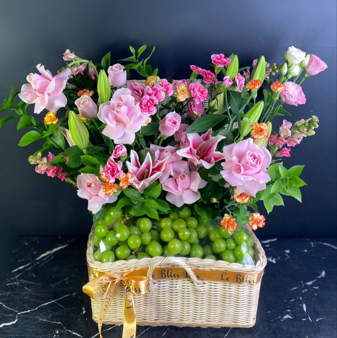 muscat grape hamper by le bliss box, pink roses and lily pink. fruit hamper jakarta, grape hamper surabaya, le bliss