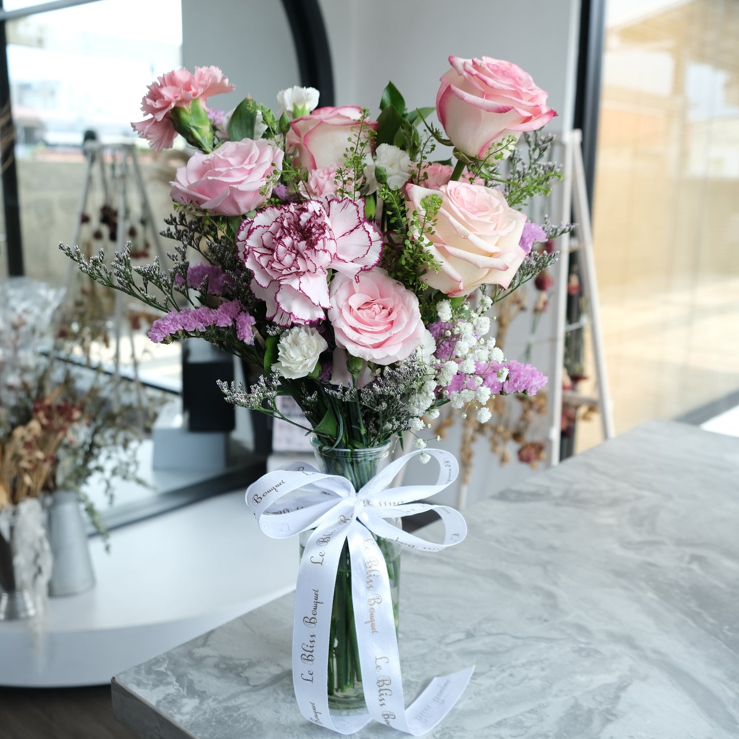 paloma rose Ecuador flower vase arrangement by le bliss bouquet, delivery to jakarta, tangerang, bintaro, cirebon area