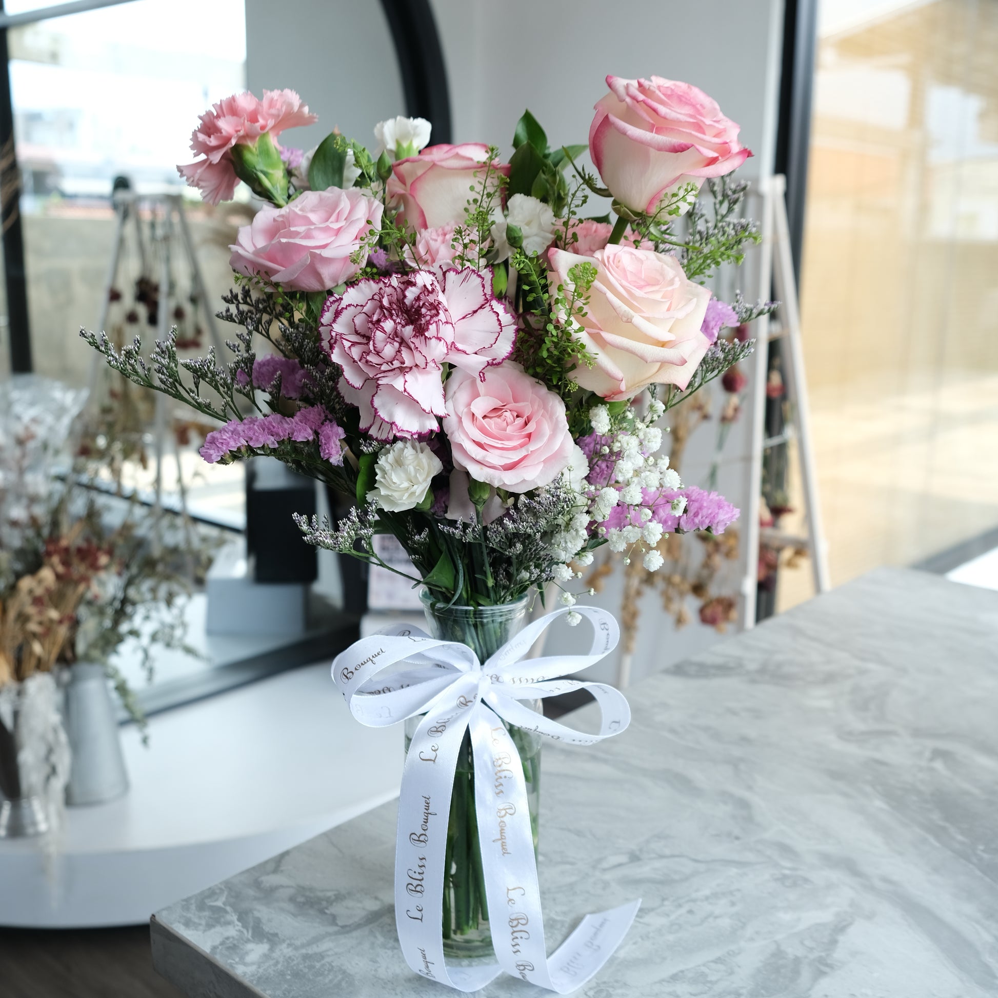 paloma rose Ecuador flower vase arrangement by le bliss bouquet, delivery to jakarta, tangerang, bintaro, cirebon area