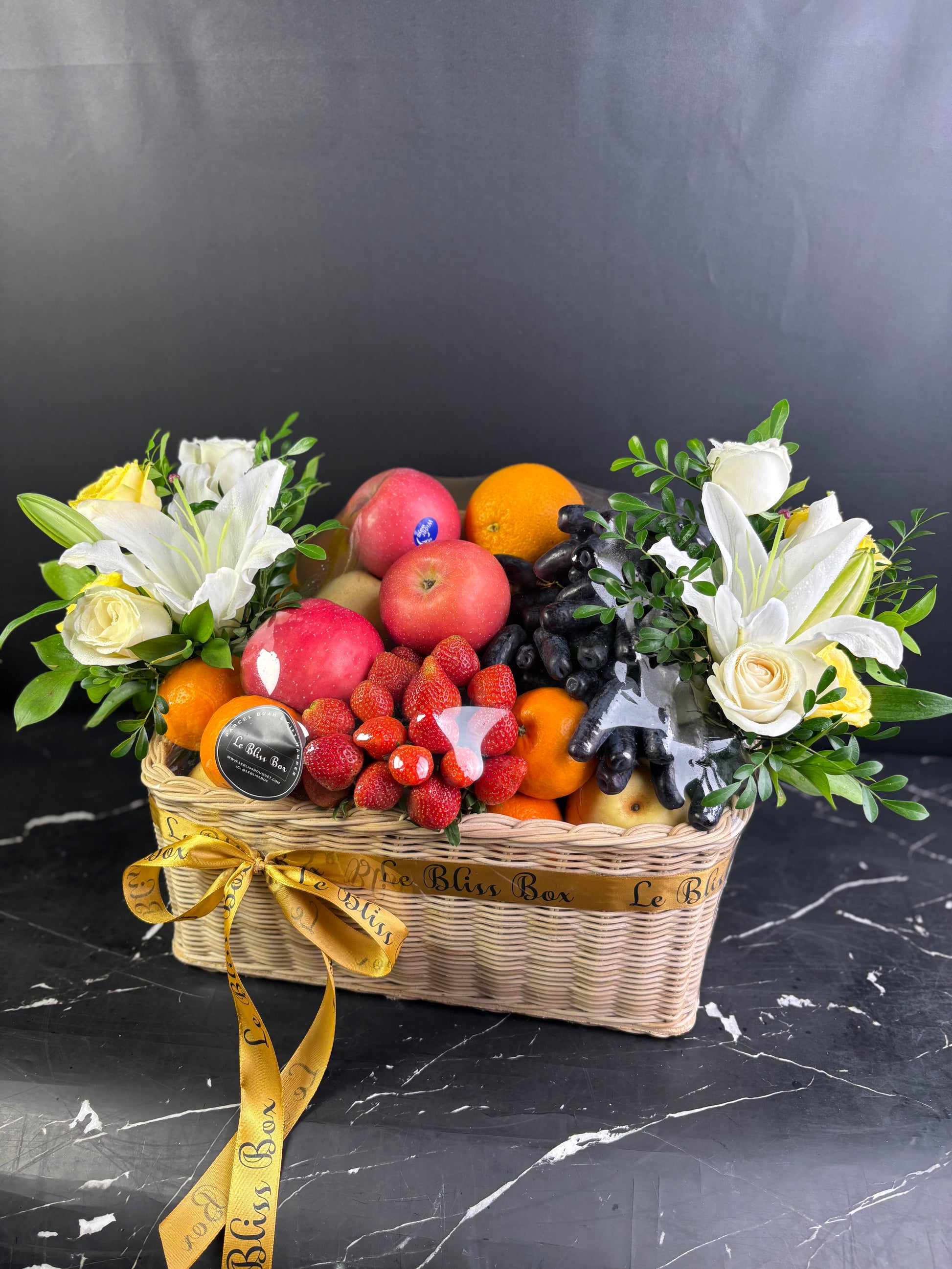 parcel buah CIREBON dengan buah segar dan bunga lily casablanca, premium hamper buah pengiriman cirebon dan sekitarnya