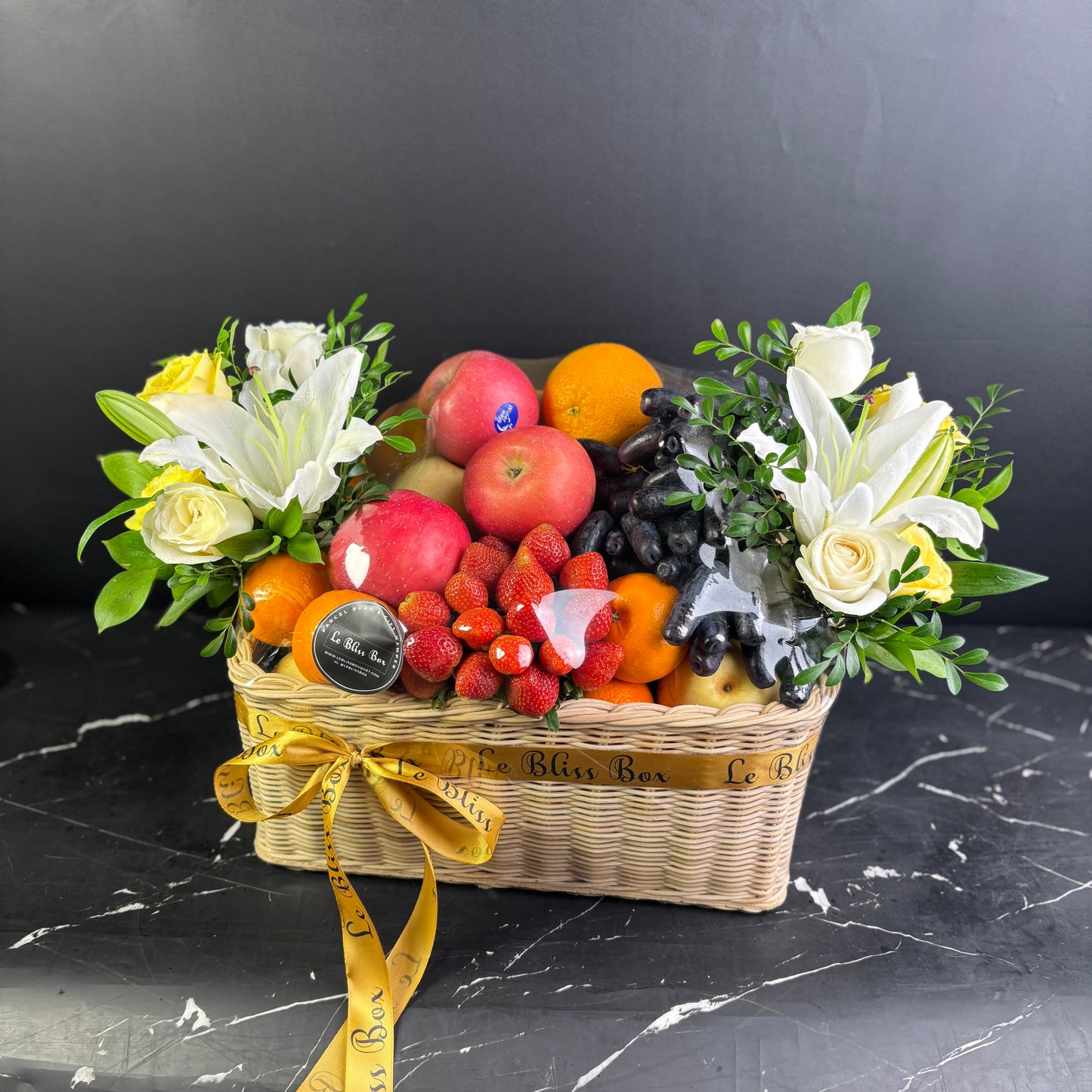 parcel buah Jakarta dengan buah segar dan bunga lily casablanca, premium hamper buah pengiriman jakarta dan sekitarnya