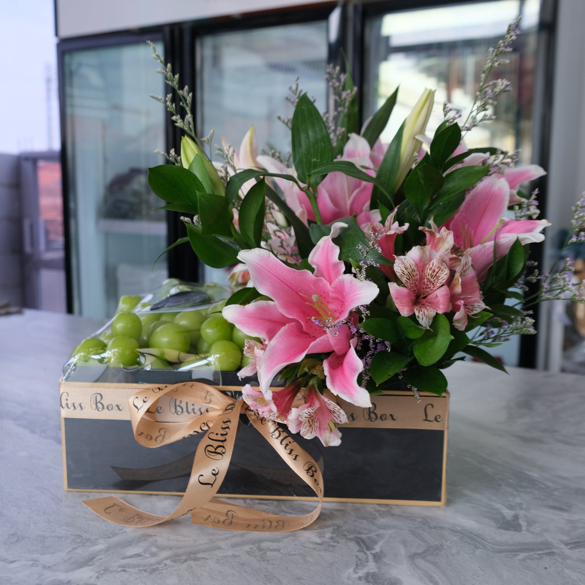 parcel buah anggur untuk natal dan segala acara di jakarta parcel buah kekinian fruit hamper muscat lily parcel buah bunga Jakarta 