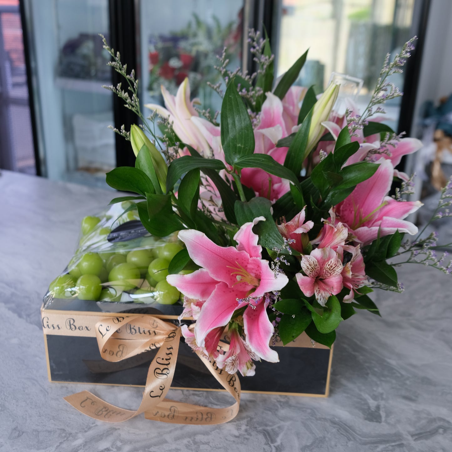 parcel buah anggur untuk natal dan segala acara di jakarta parcel buah kekinian fruit hamper muscat lily parcel buah bunga Jakarta dan tangerang