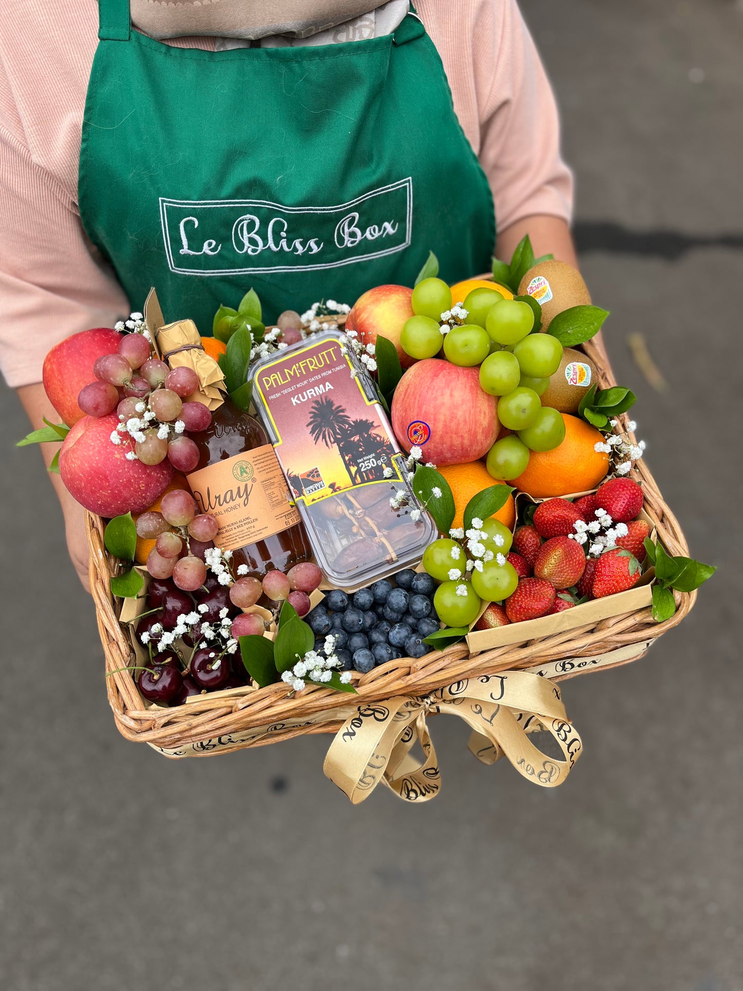 parcel buah jakarta - Kotak rattan mewah berisi kurma, honey berries, dan cherry dari Le Bliss, pilihan tepat untuk hadiah di Jakarta.