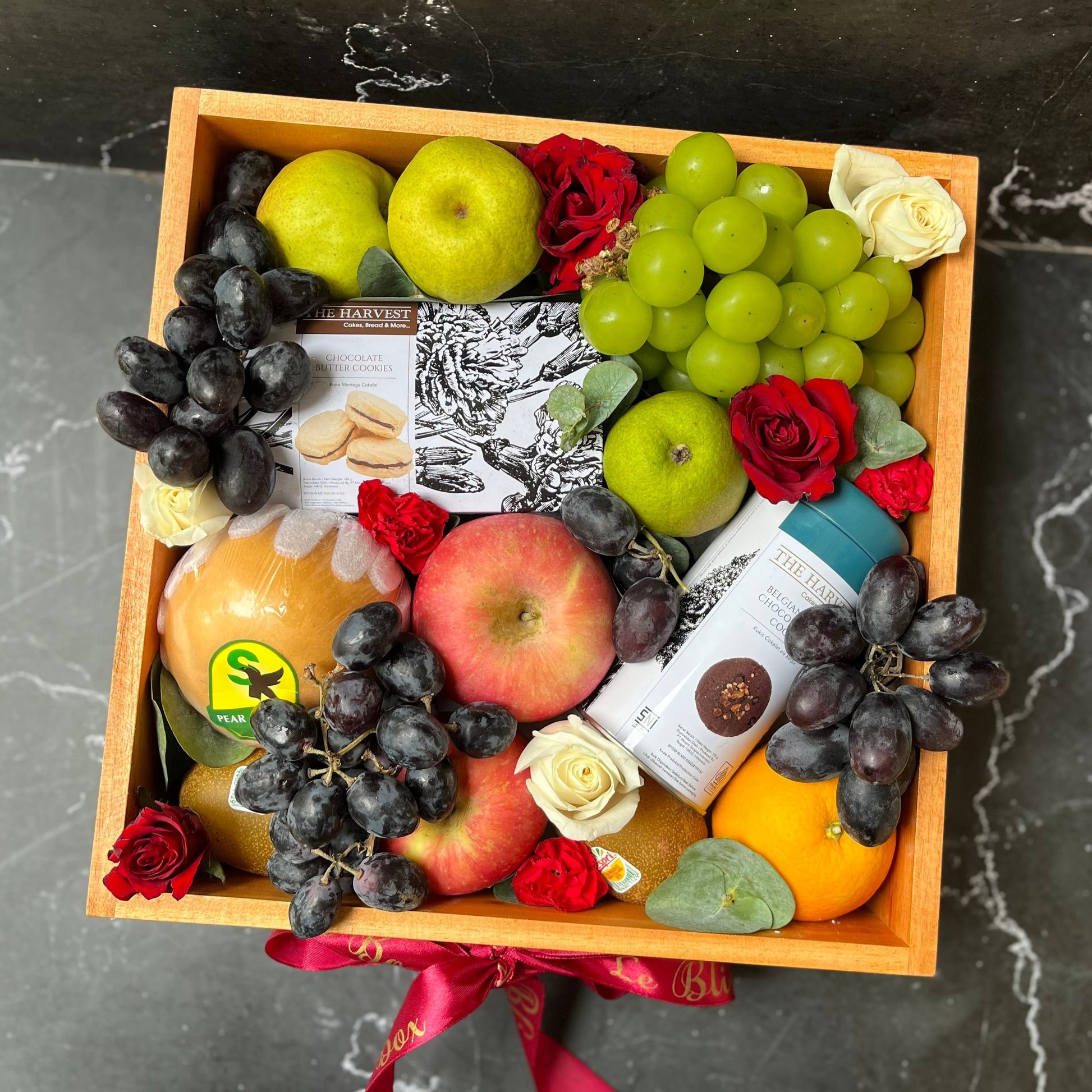 parcel buah jakarta dengan cookies the harvest by le bliss bouquet
