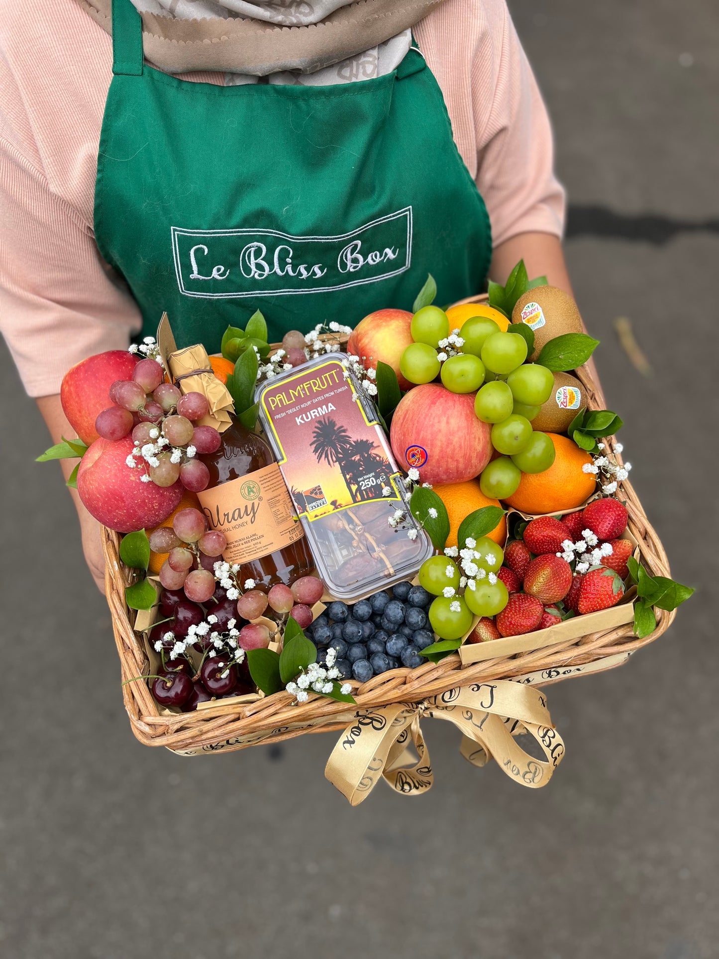 parcel buah jakarta indonesia - Kotak rattan mewah berisi kurma, honey berries, dan cherry dari Le Bliss, pilihan tepat untuk hadiah di Jakarta.