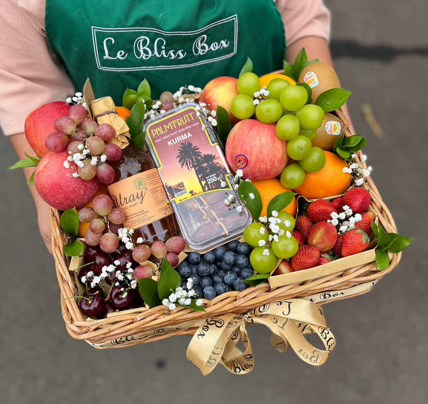 parcel buah jakarta indonesia - Kotak rattan mewah berisi kurma, honey berries, dan cherry dari Le Bliss, pilihan tepat untuk hamper buah di Jakarta.