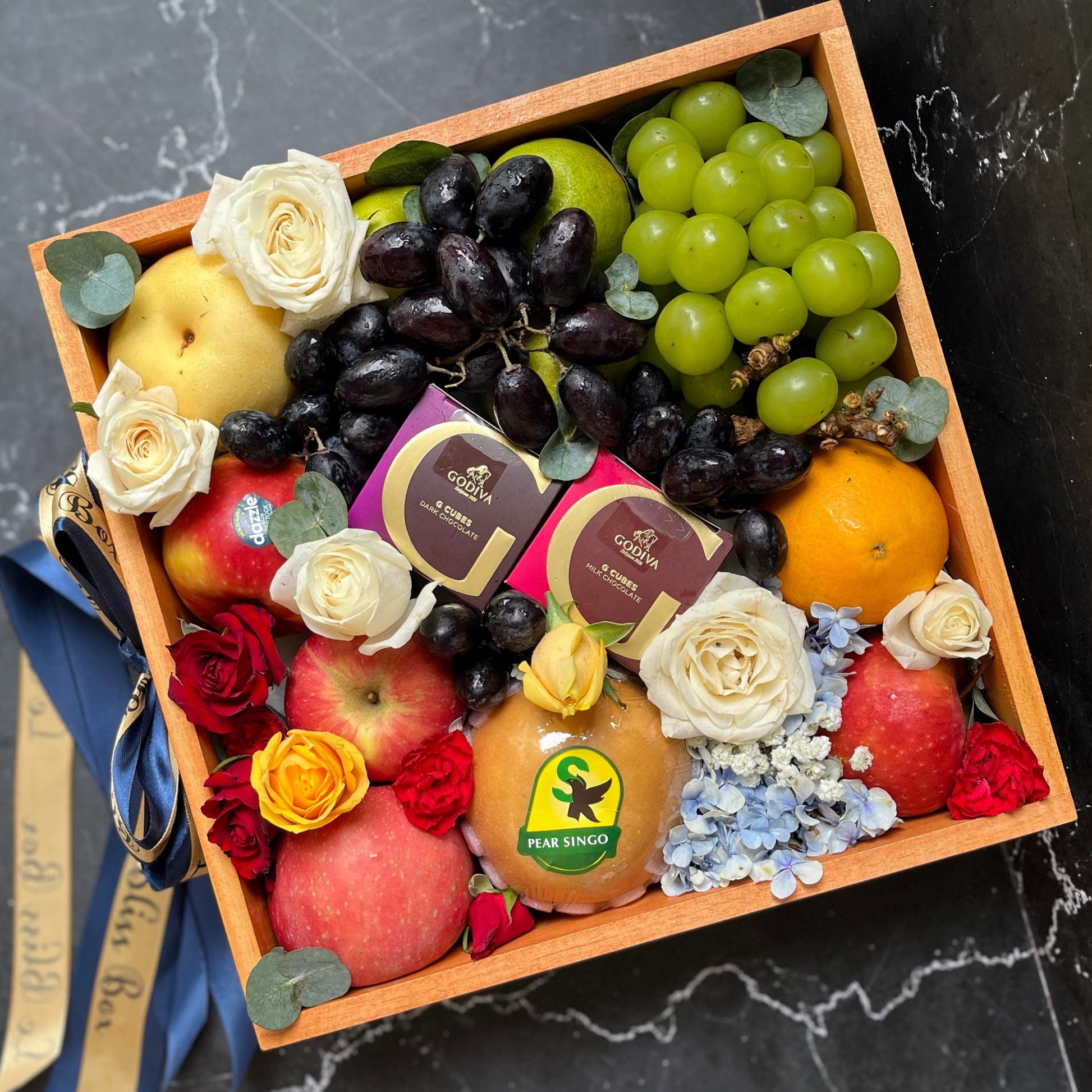 parcel buah natal dengan coklat Godiva by le bliss pengiriman tangerang jakarta