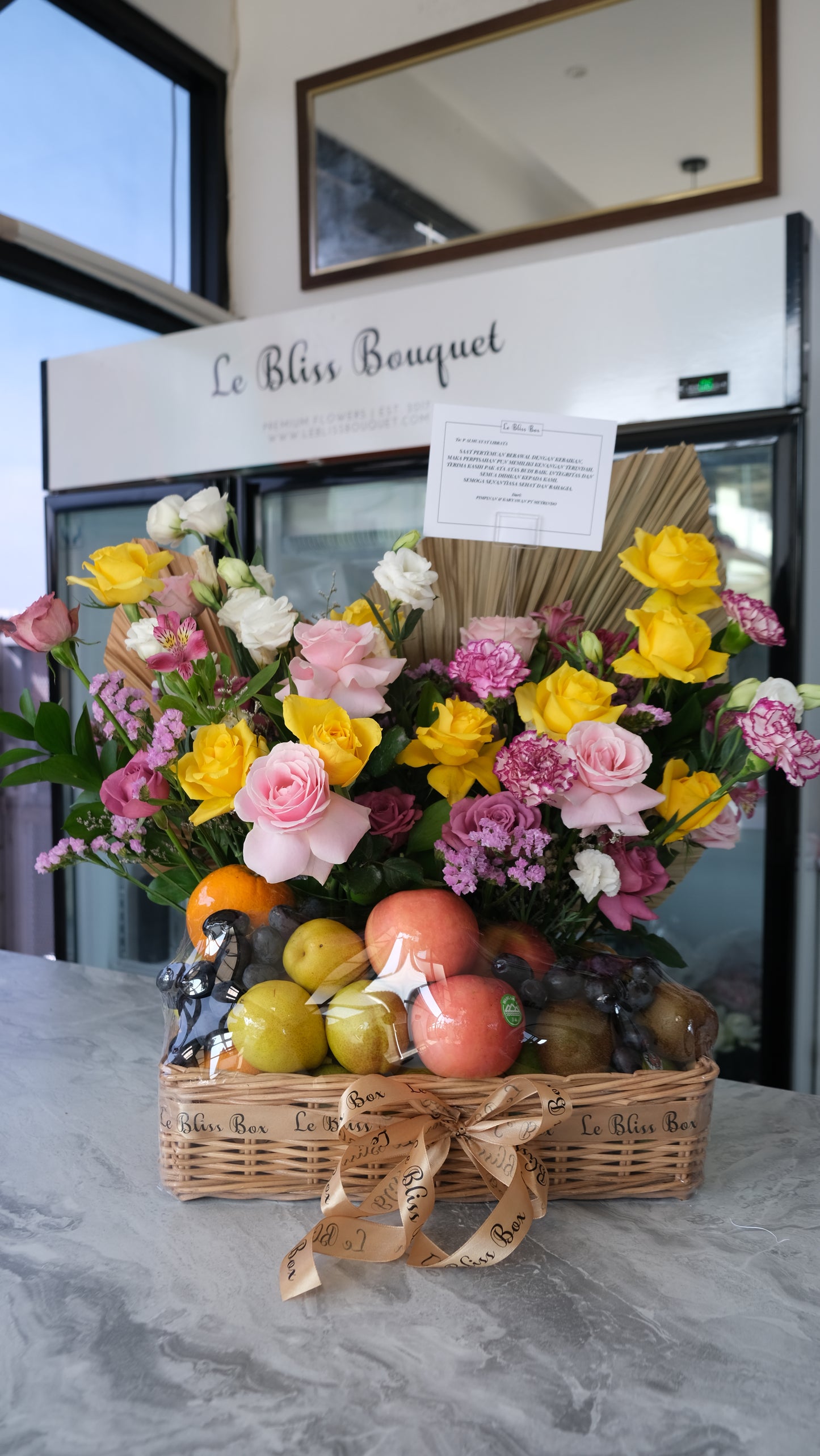 parcel buah premium, fruit hamper indonesia by le bliss box. parcel buah surabaya, toko parcel buah surabaya, fruit hamper surabaya