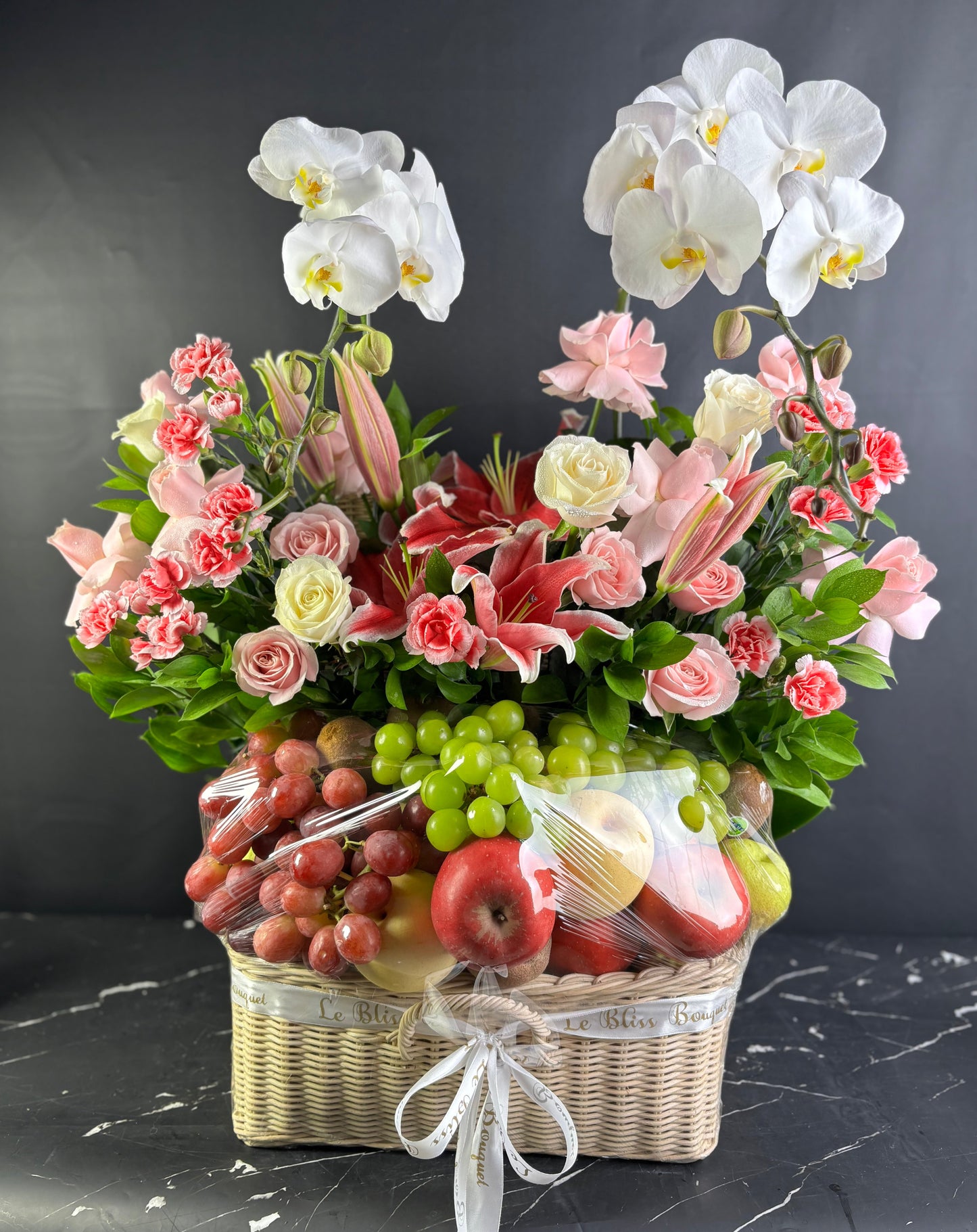 parcel buah surabaya dengan 2 anggrek dan lily pink rose pengiriman ke Jawa timur surabaya
