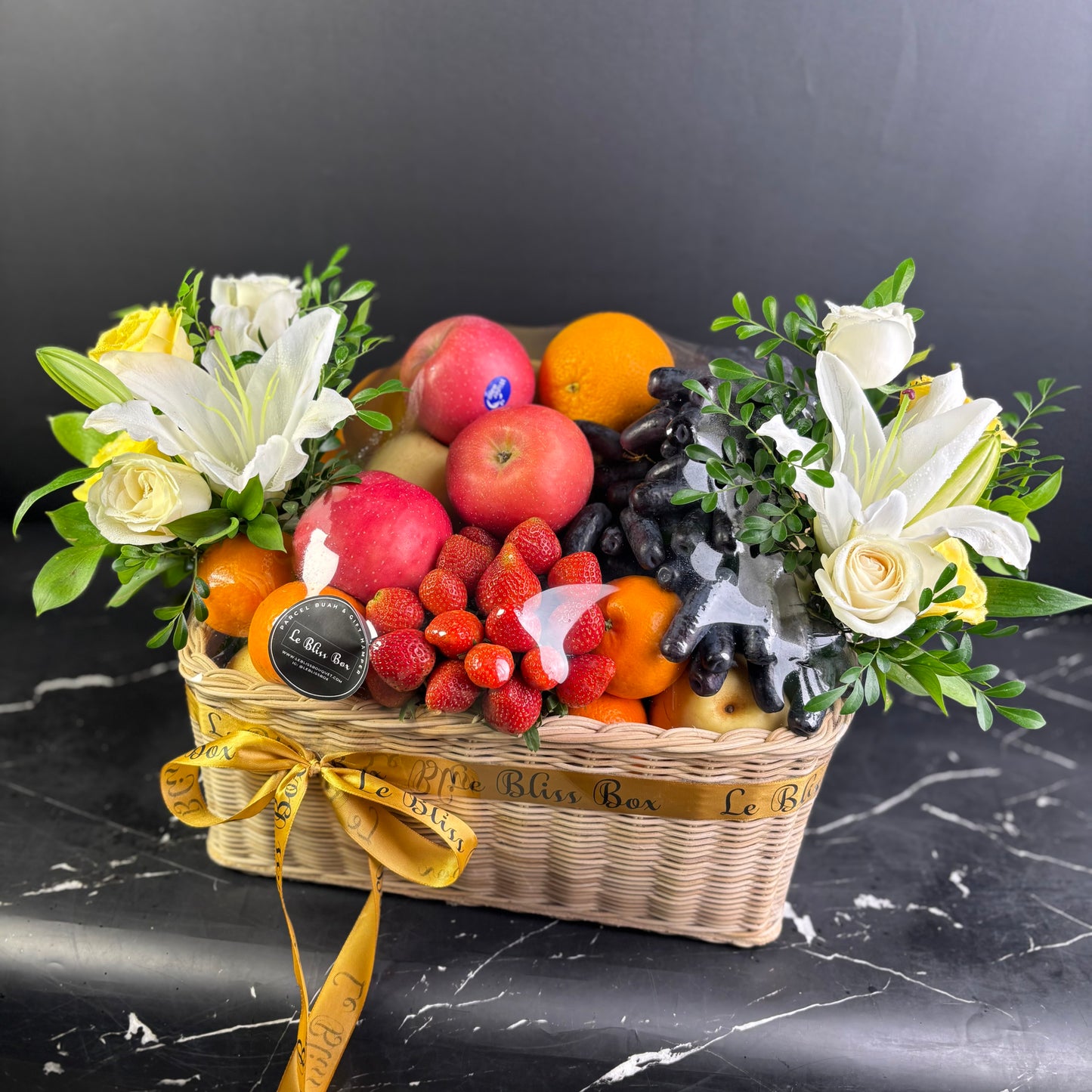 parcel buah surabaya dengan buah segar dan bunga lily casablanca, premium buah by le bliss