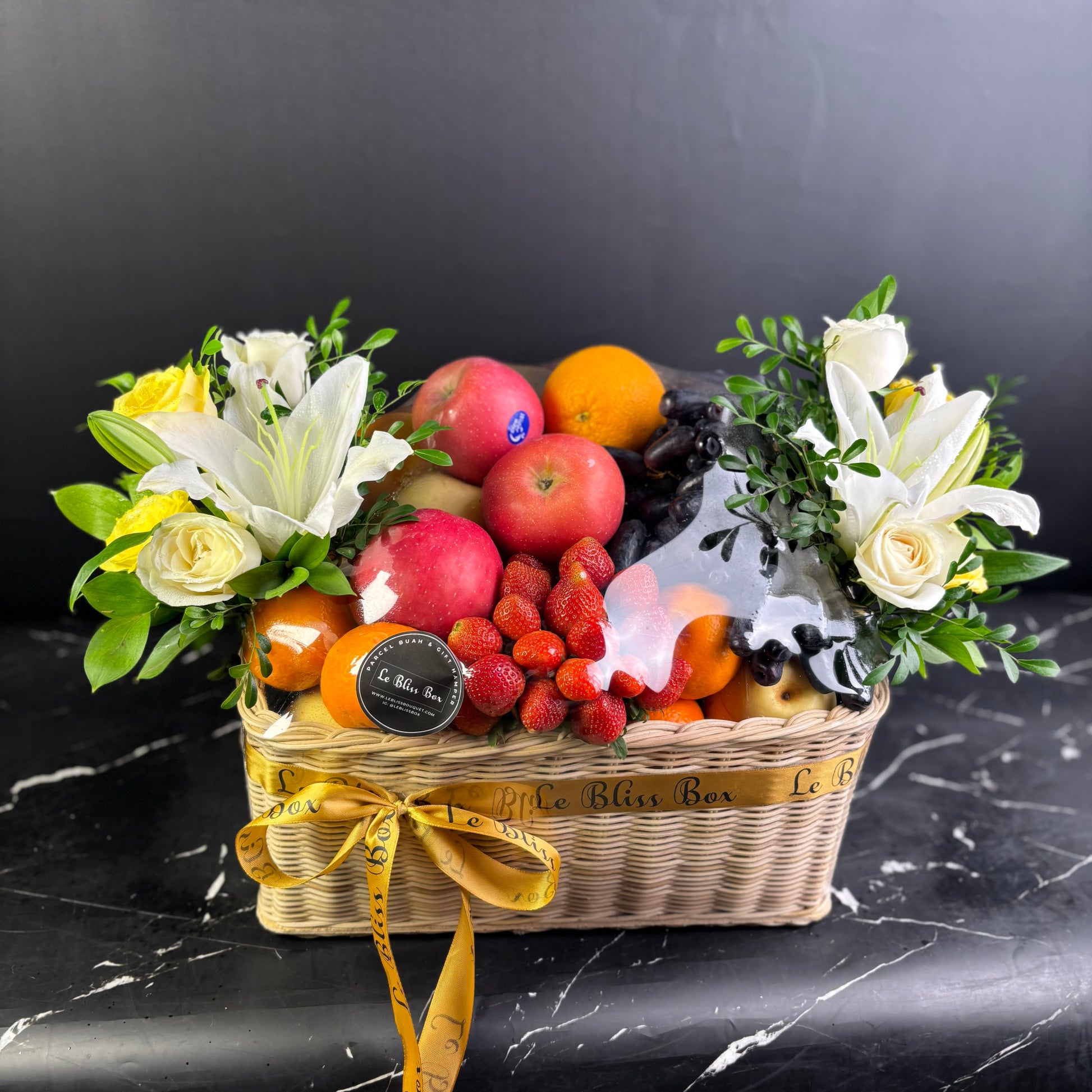 parcel buah surabaya dengan buah segar dan bunga lily casablanca, premium buah by le bliss box