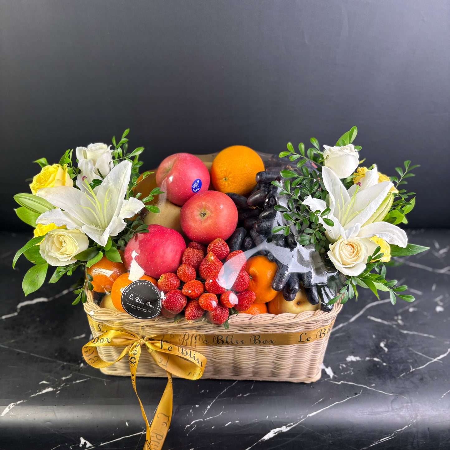parcel buah surabaya dengan buah segar dan bunga lily casablanca, premium hamper buah