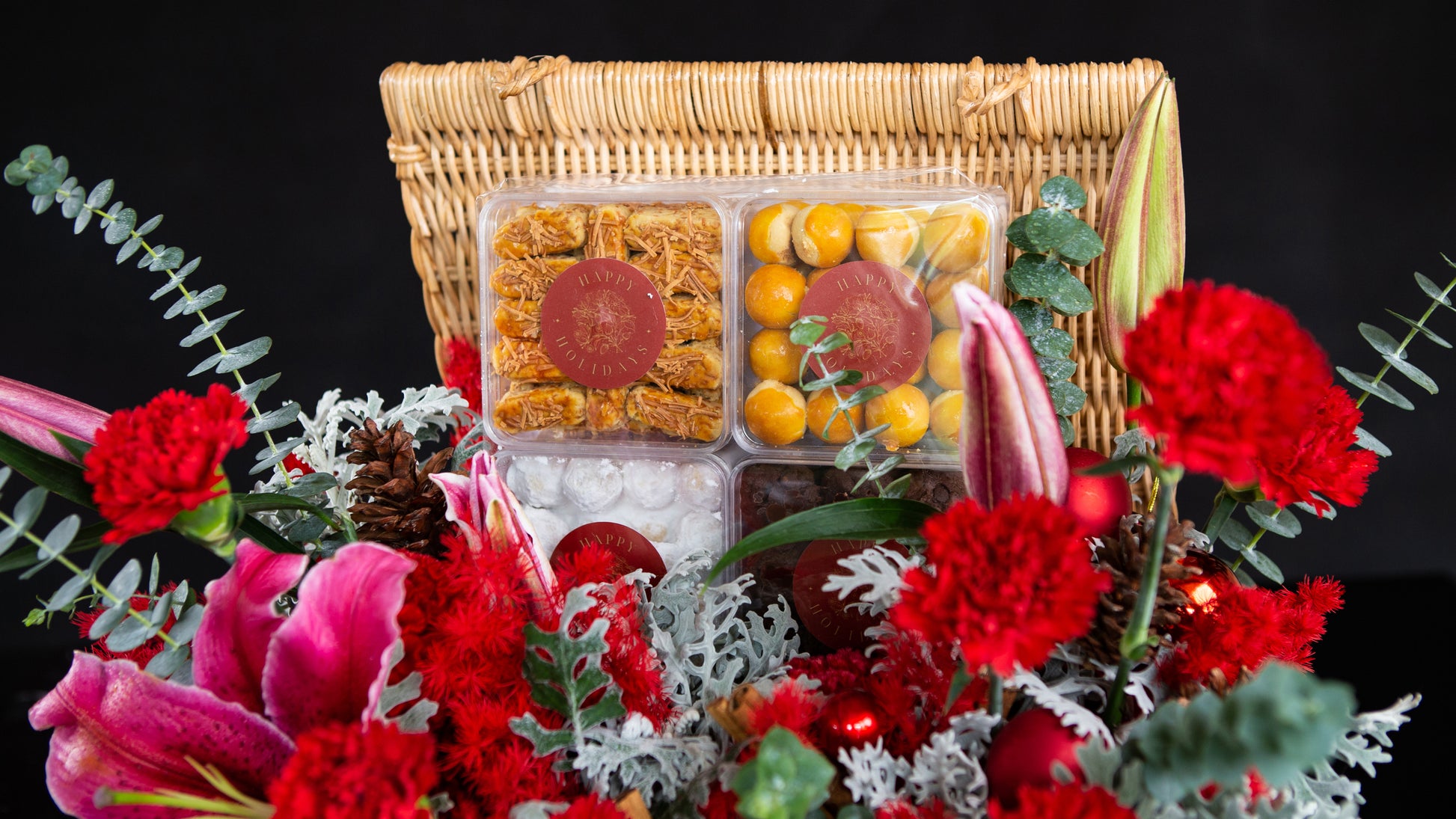 parcel natal, fresh flowers with Christmas cookies by Le Bliss