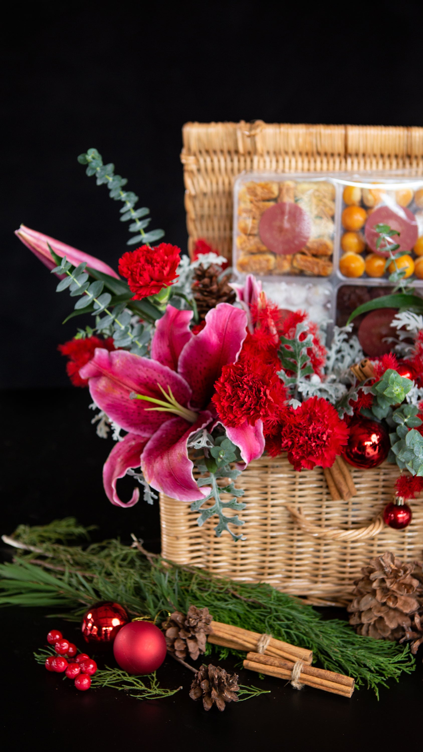 parcel natal kelapa gading xmas, fresh flowers with Christmas cookies by Le Bliss