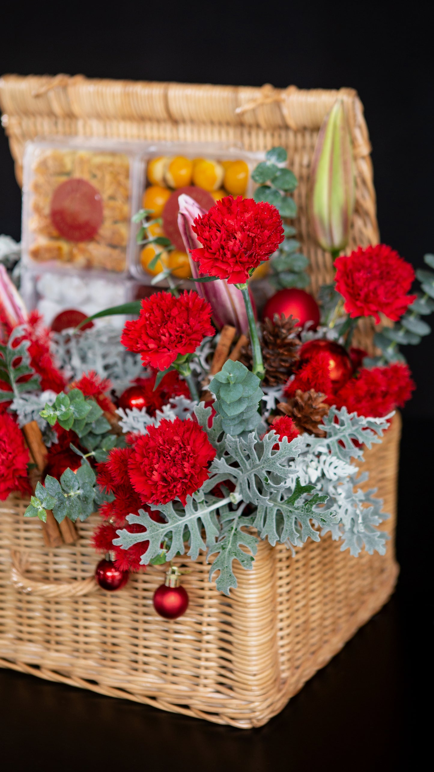parcel natal xmas, fresh flowers with Christmas cookies by Le Bliss