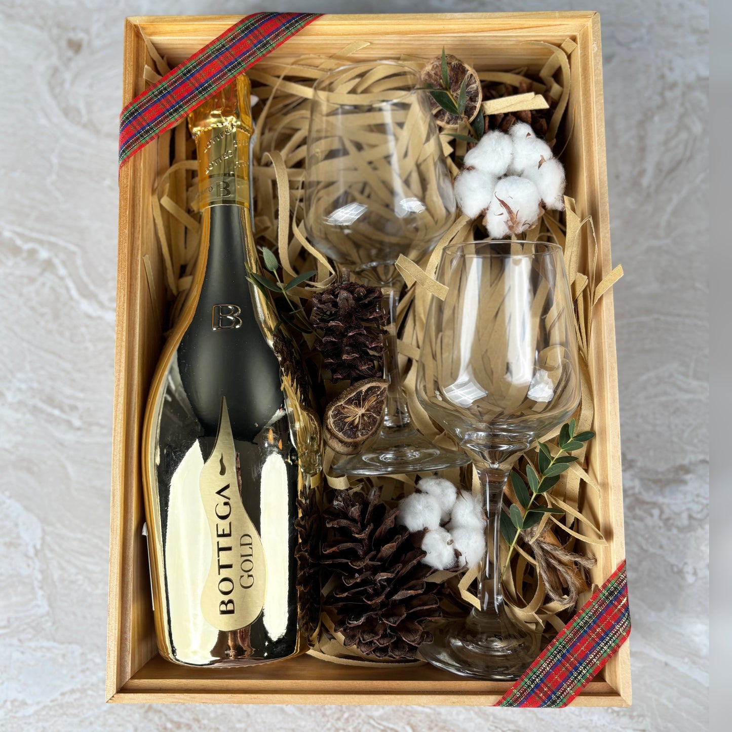 Bottega Gold Wine Glass Hamper