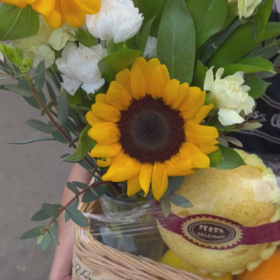 parcel buah surabaya dengan kombinasi bunga matahari segar by le bliss box