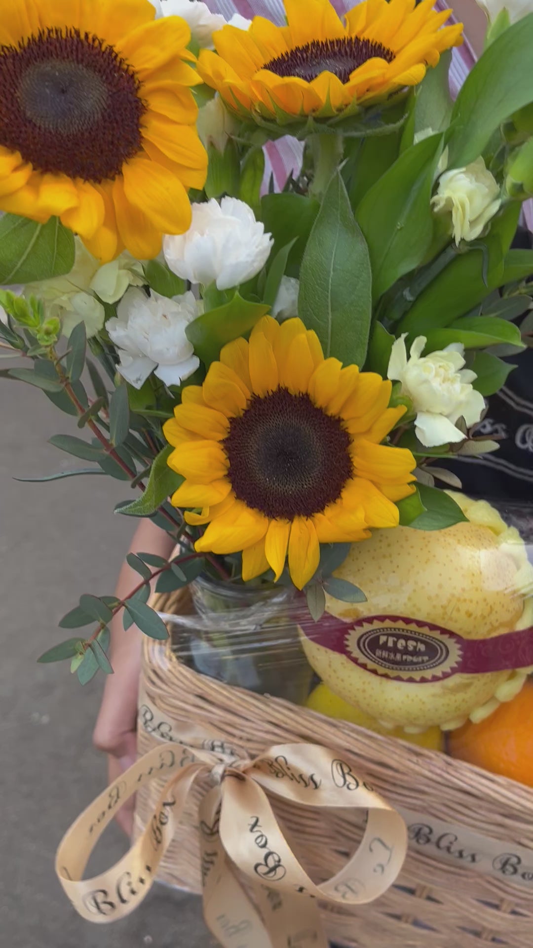 parcel buah surabaya dengan kombinasi bunga matahari segar by le bliss box