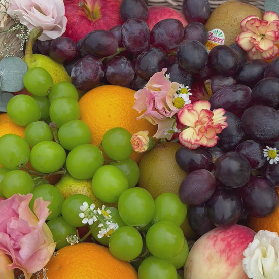 Kotak buah anyaman rotan dengan hiasan bunga segar dari Le Bliss Bouquet, pilihan hadiah elegan dan sehat untuk berbagai acara. Parcel Buah Jakarta - Fruit Hamper Bintaro dan Jakarta | Toko Parcel Buah Mewah by Le Bliss Box