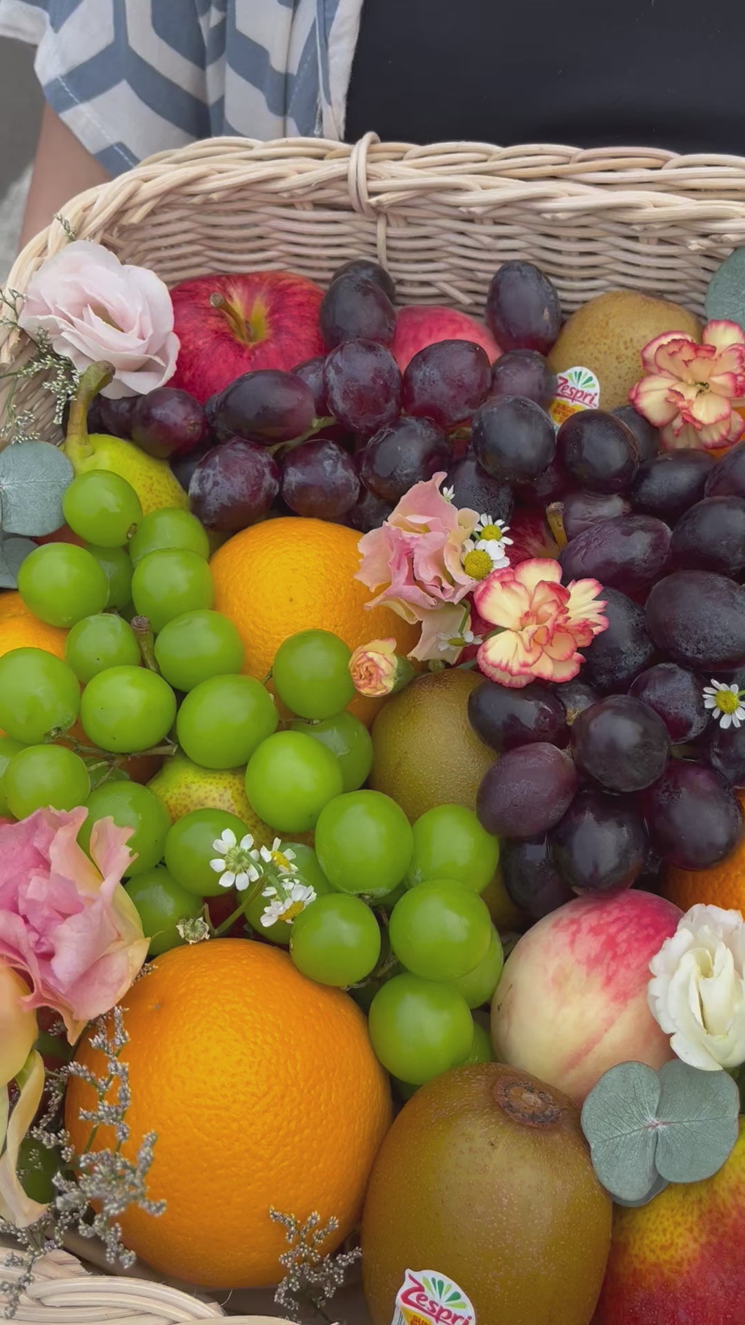 Kotak buah anyaman rotan dengan hiasan bunga segar dari Le Bliss Bouquet, pilihan hadiah elegan dan sehat untuk berbagai acara. Parcel Buah Jakarta - Fruit Hamper Bintaro dan Jakarta | Toko Parcel Buah Mewah by Le Bliss Box