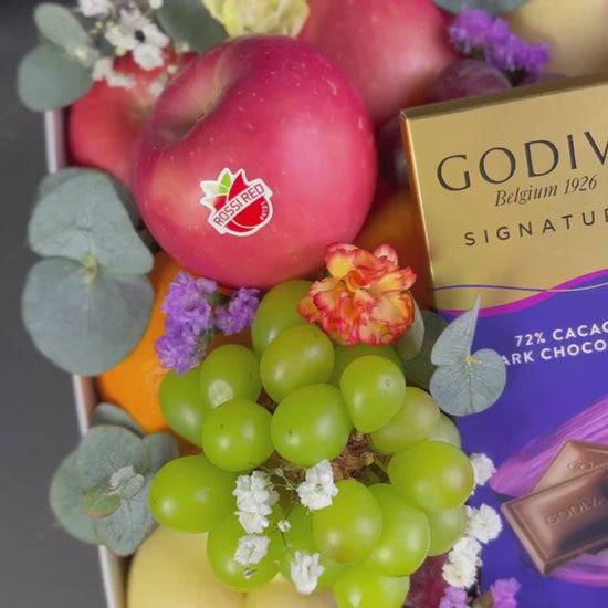 parcel buah dengan coklat Godiva by le bliss box, pengiriman ke seluruh wilayah surabaya. parcel buah surabaya, fruit hamper surabaya