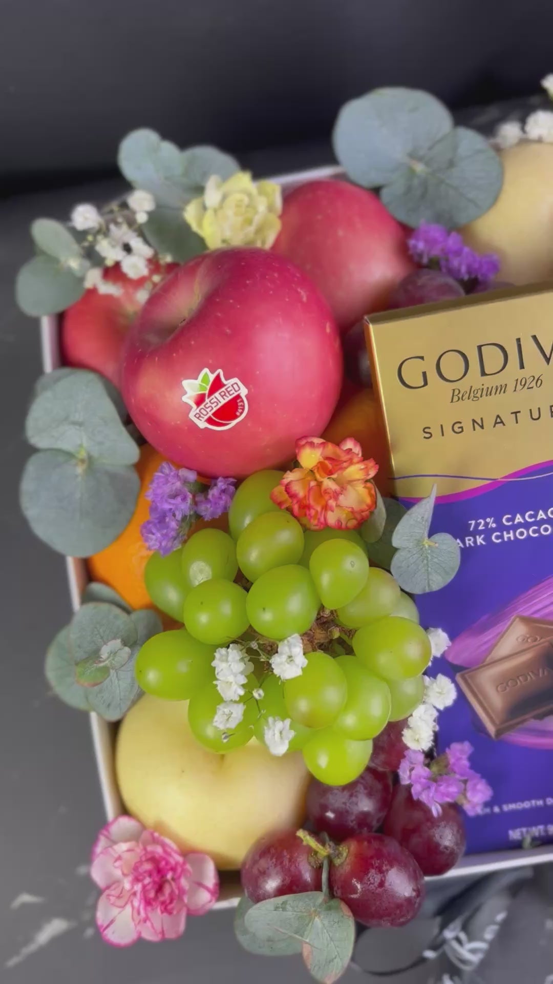 parcel buah dengan coklat Godiva by le bliss box, pengiriman ke seluruh wilayah surabaya. parcel buah surabaya, fruit hamper surabaya