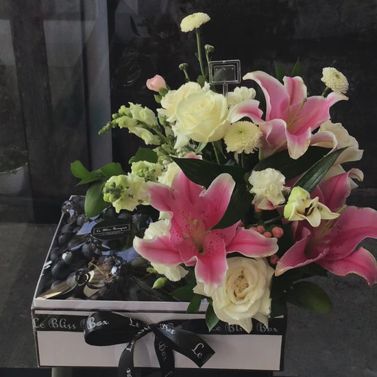 Parcel buah jakarta Autumn Grapes Pink Lily Fruit Box dengan anggur segar dan hiasan bunga lily pink dari Le Bliss Bouquet, ideal untuk hadiah spesial.