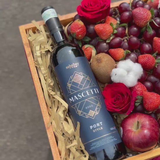 Wine Hamper Jabodetabek – by Le Bliss Box. Elegant gift set with fine wine, gourmet treats, and luxury packaging, perfect for special occasions and corporate gifting. Jabodetabek delivery