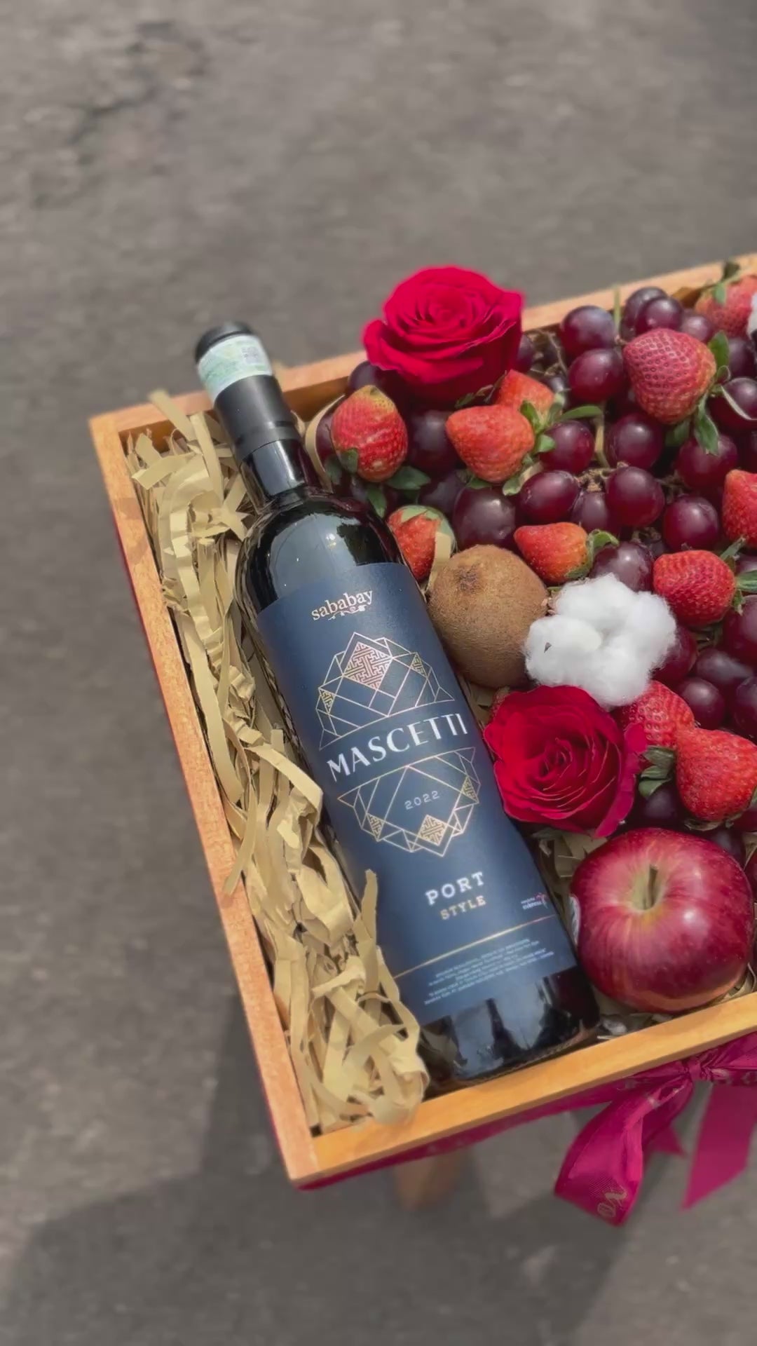 Wine Hamper Jabodetabek – by Le Bliss Box. Elegant gift set with fine wine, gourmet treats, and luxury packaging, perfect for special occasions and corporate gifting. Jabodetabek delivery