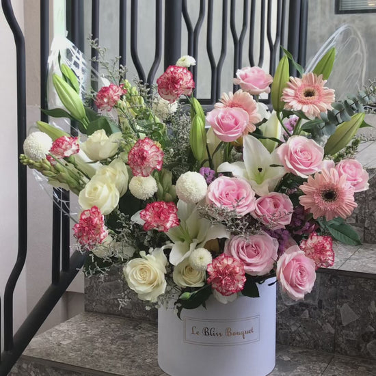 Butterfly bloom box cirebon dengan bunga segar dan dekorasi kupu-kupu di Le Bliss Bouquet Bintaro