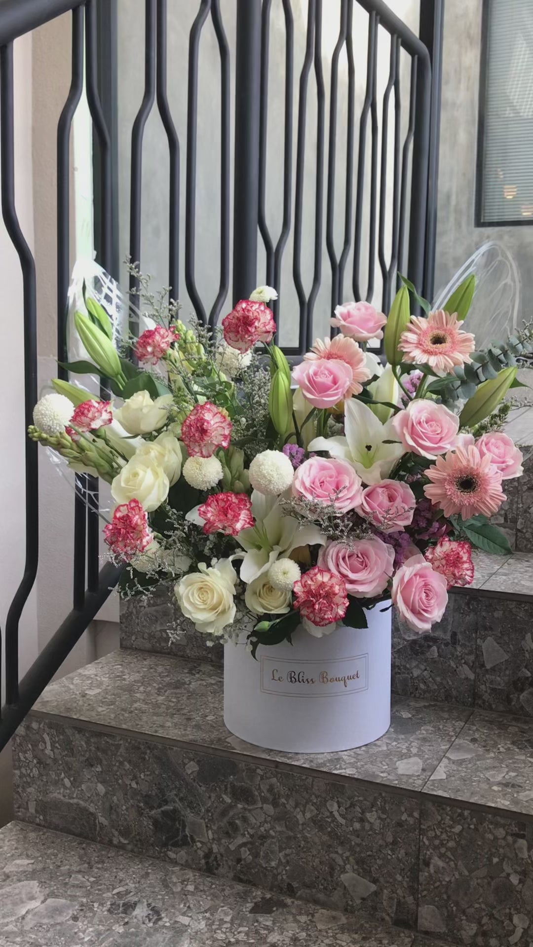 Butterfly bloom box cirebon dengan bunga segar dan dekorasi kupu-kupu di Le Bliss Bouquet Bintaro