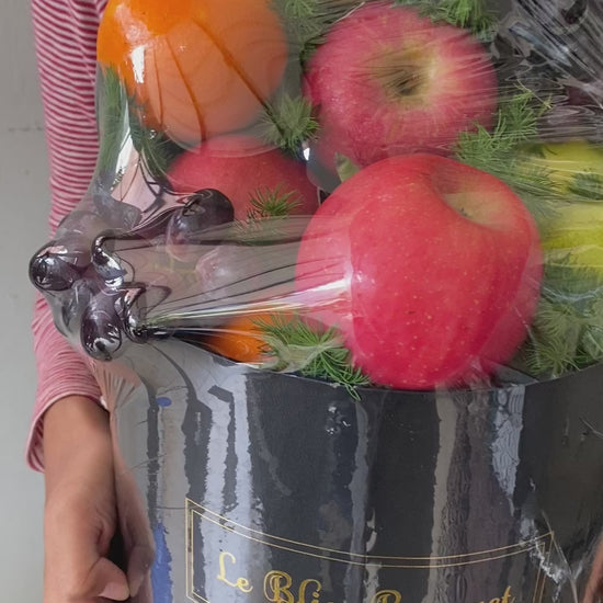 Parcel buah kekinian BloomBox dari Le Bliss Bouquet, berisi buah premium segar, tersedia untuk pengiriman cepat hari yang sama.